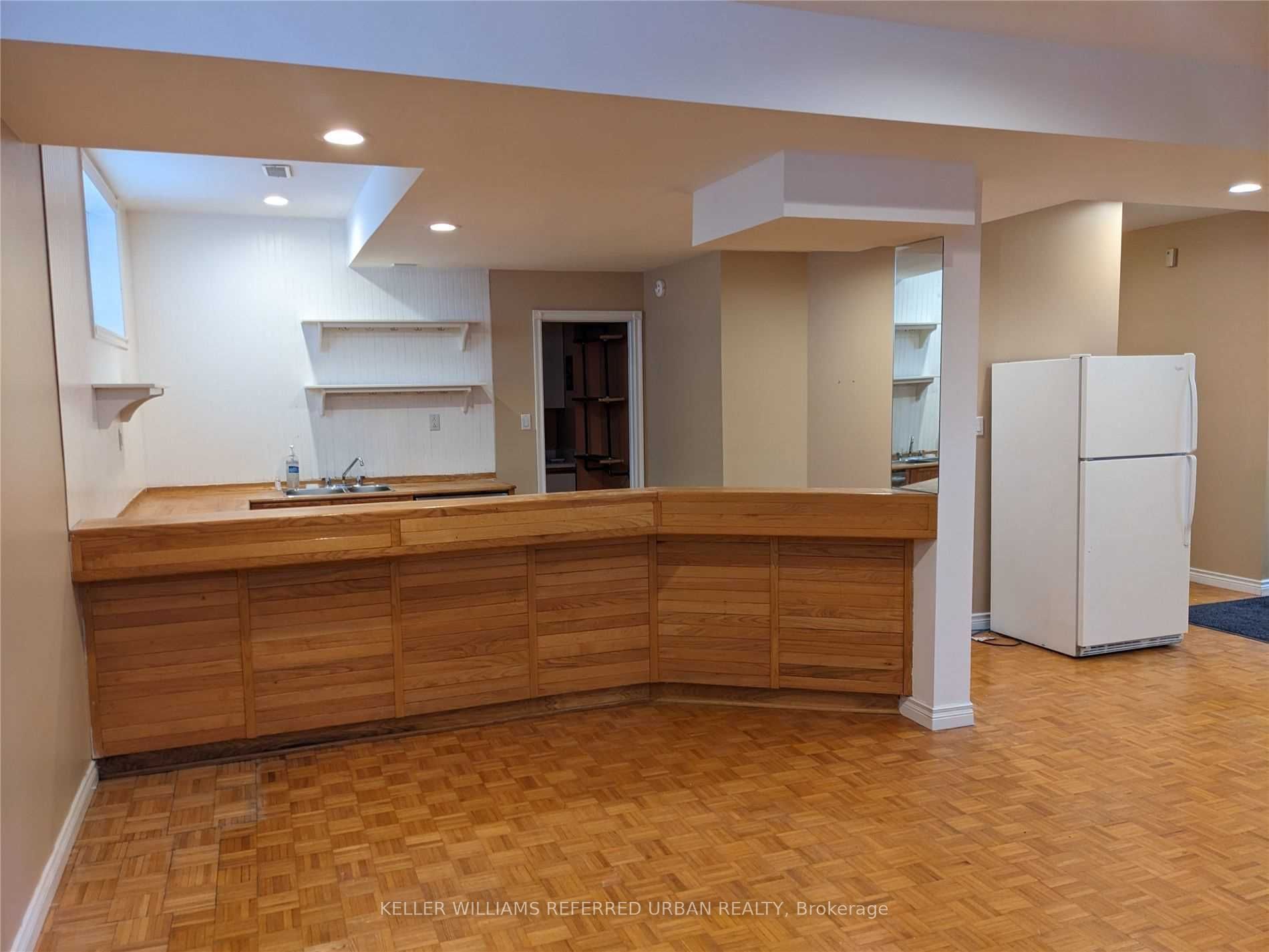 132 Old Surrey Lane Lower, Richmond Hill, ON L4C 8S6 photo 2