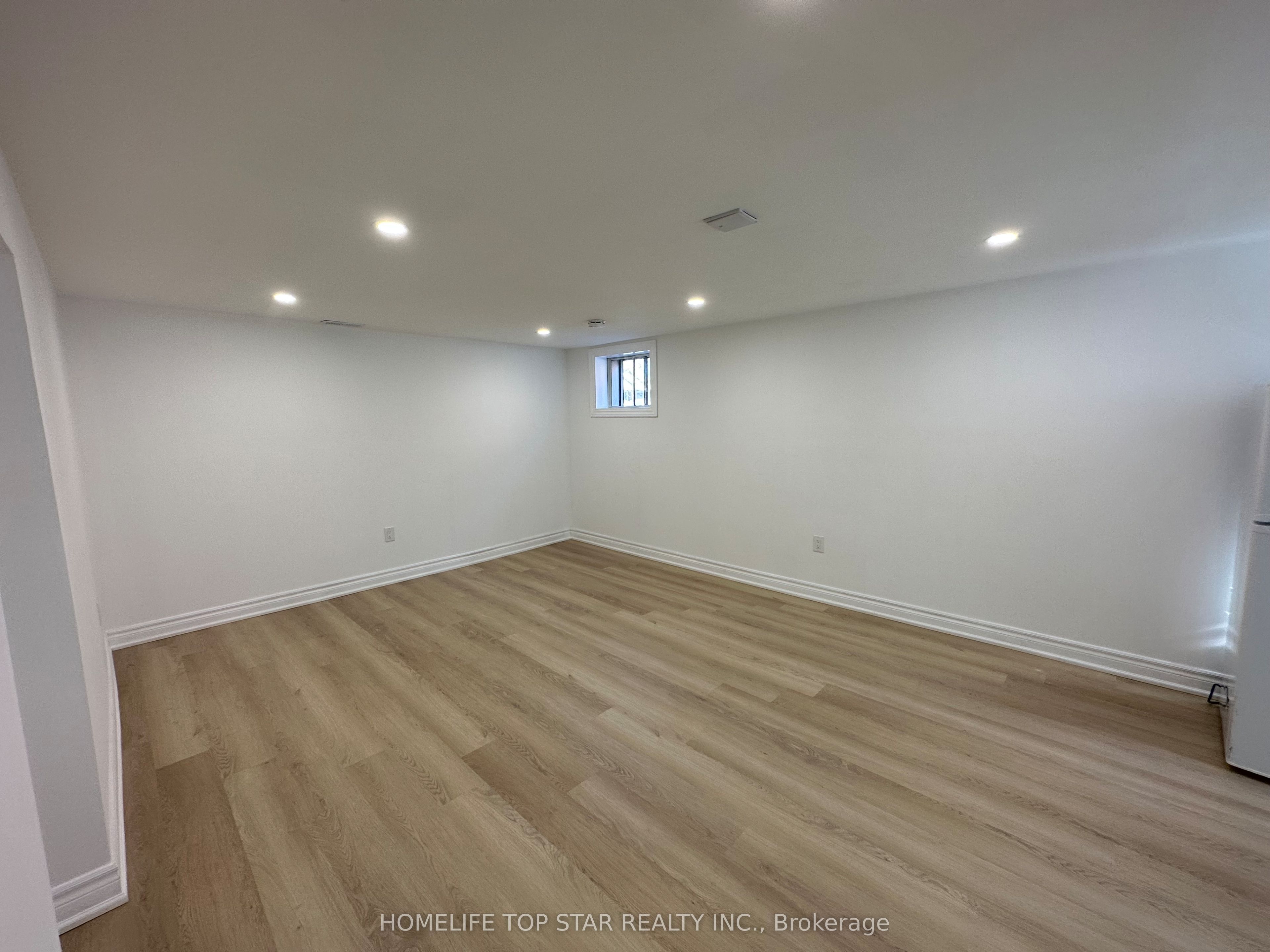 38 Cartier Crescent Bachelor, Richmond Hill, ON L4C 2N2