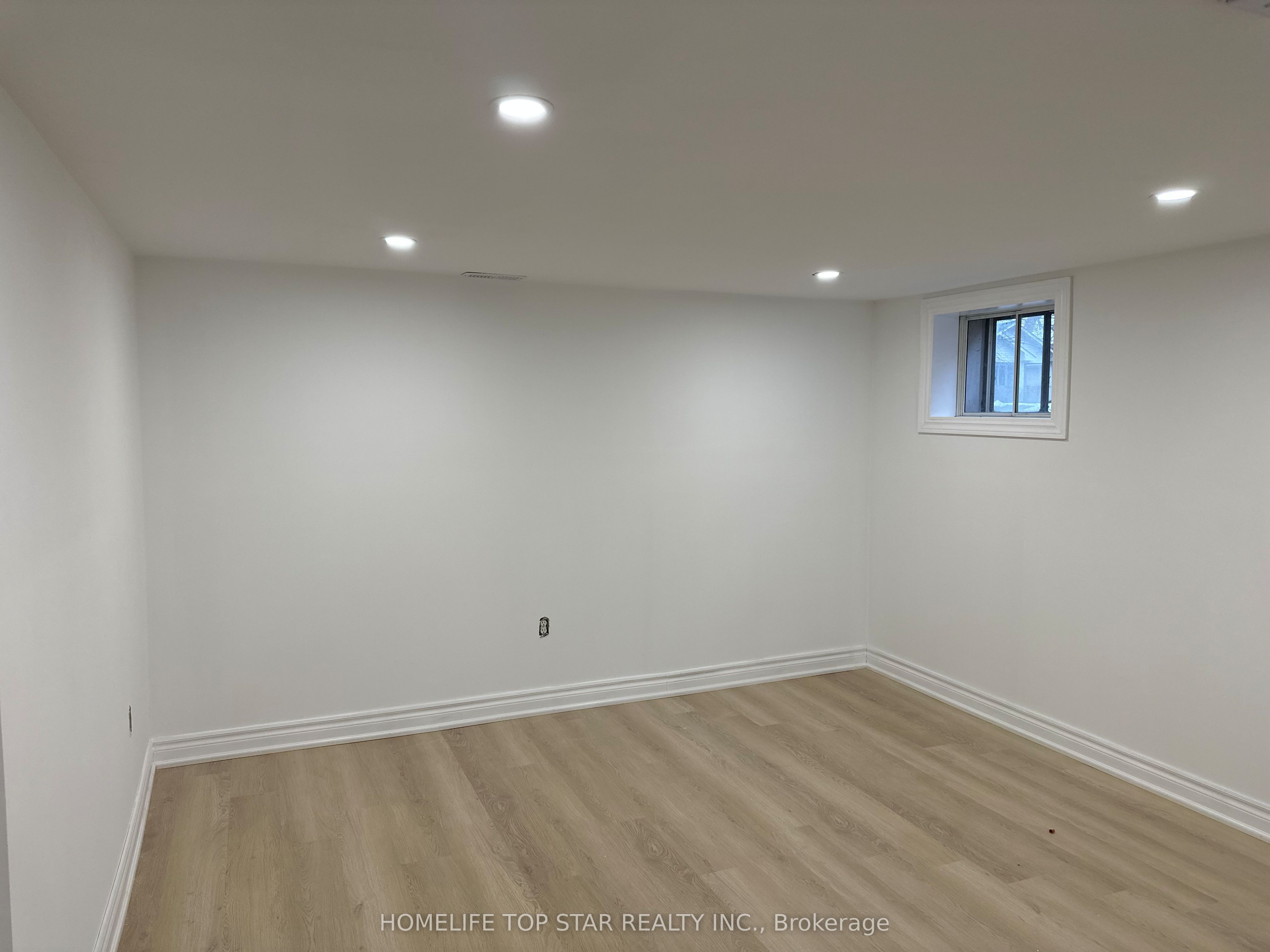 38 Cartier Crescent Bachelor, Richmond Hill, ON L4C 2N2 photo 2