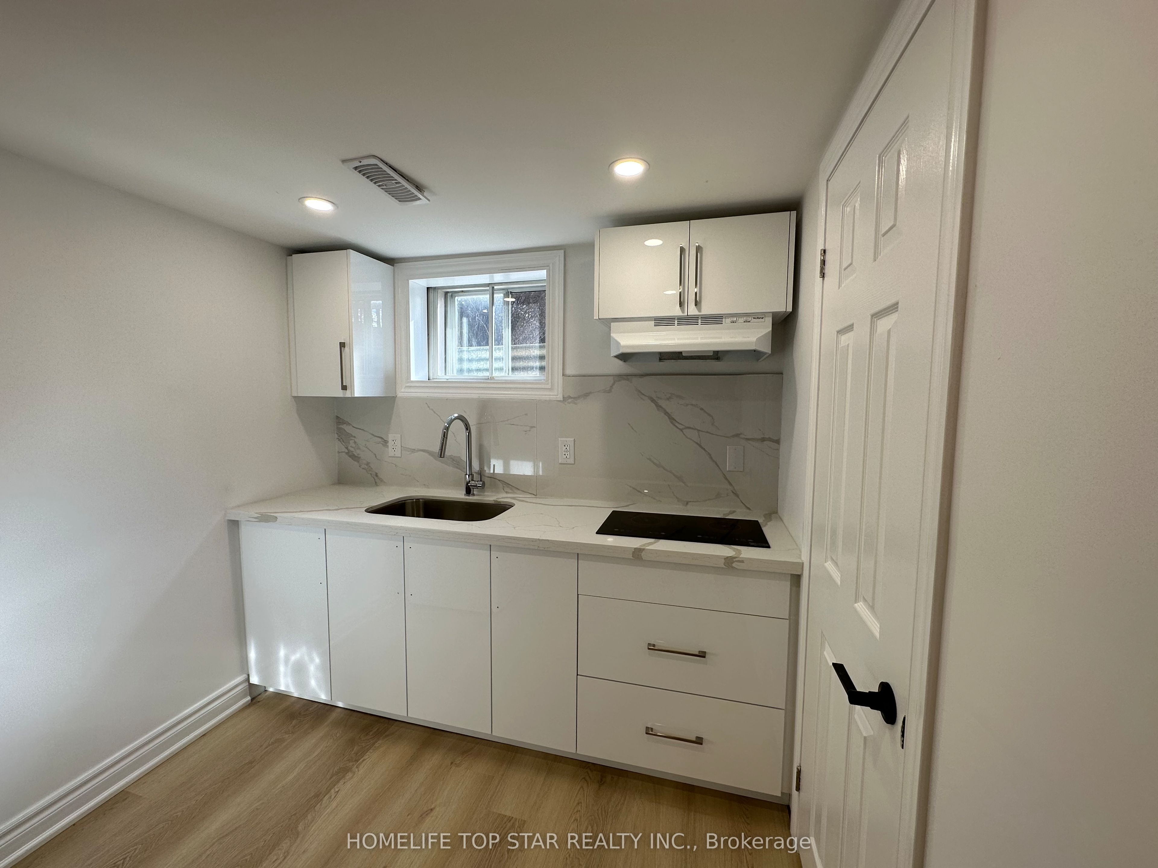 38 Cartier Crescent Bachelor, Richmond Hill, ON L4C 2N2 photo 3