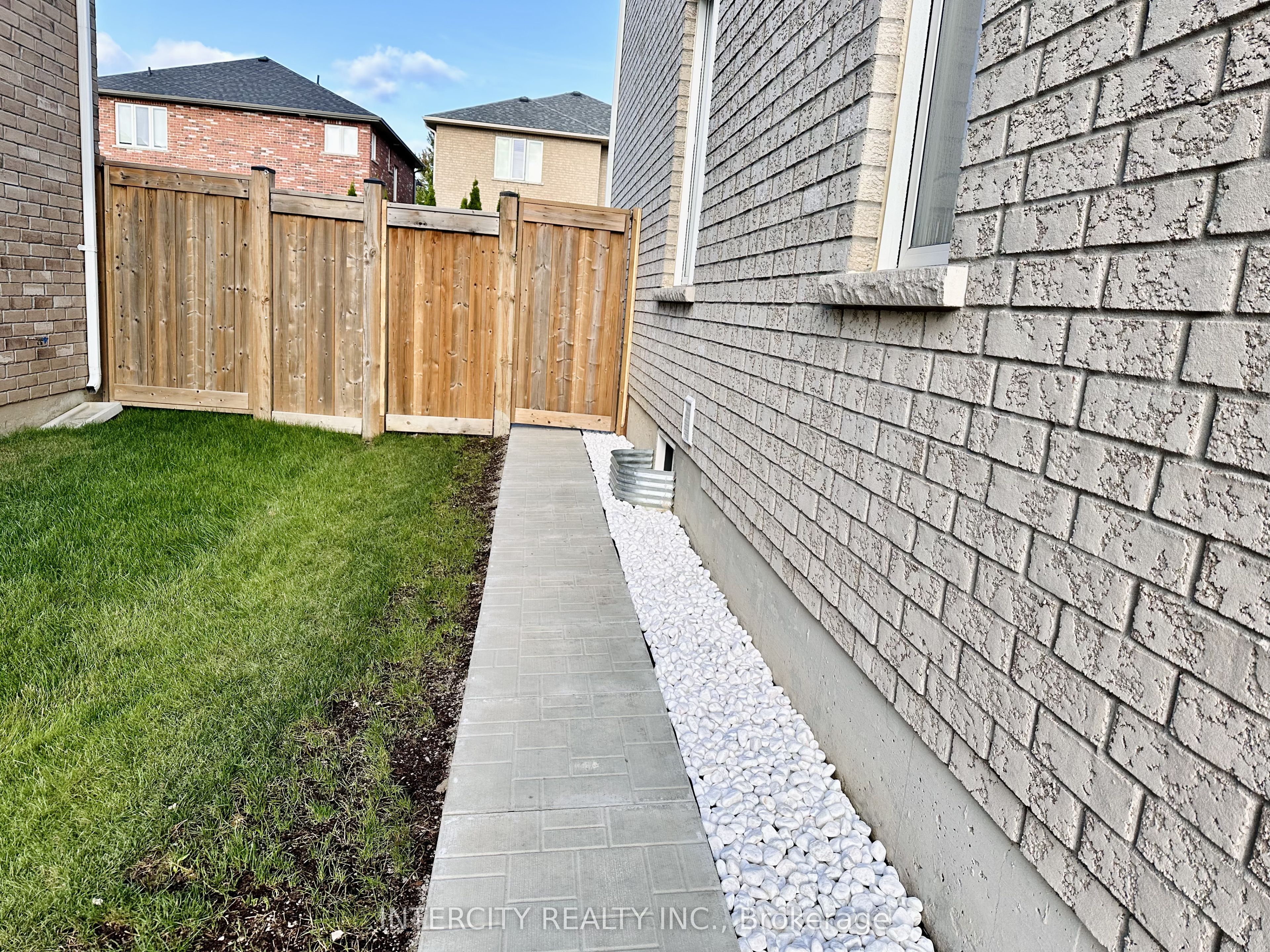 77 Romanelli Crescent Bsmt, Bradford West Gwillimbury, ON L3Z 0X7 photo 3