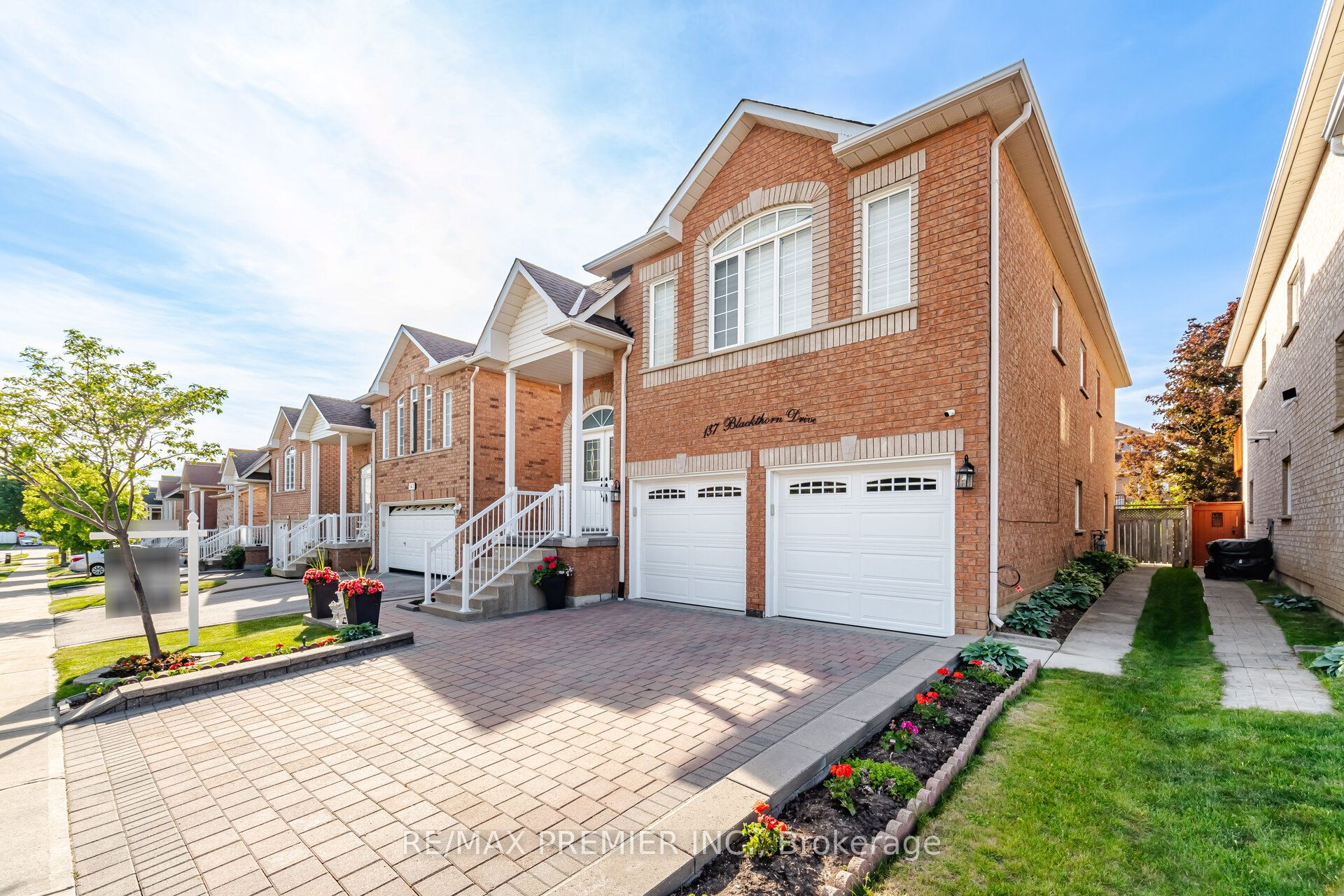 137 Blackthorn Drive, Vaughan, ON L6A 3N2 photo 2