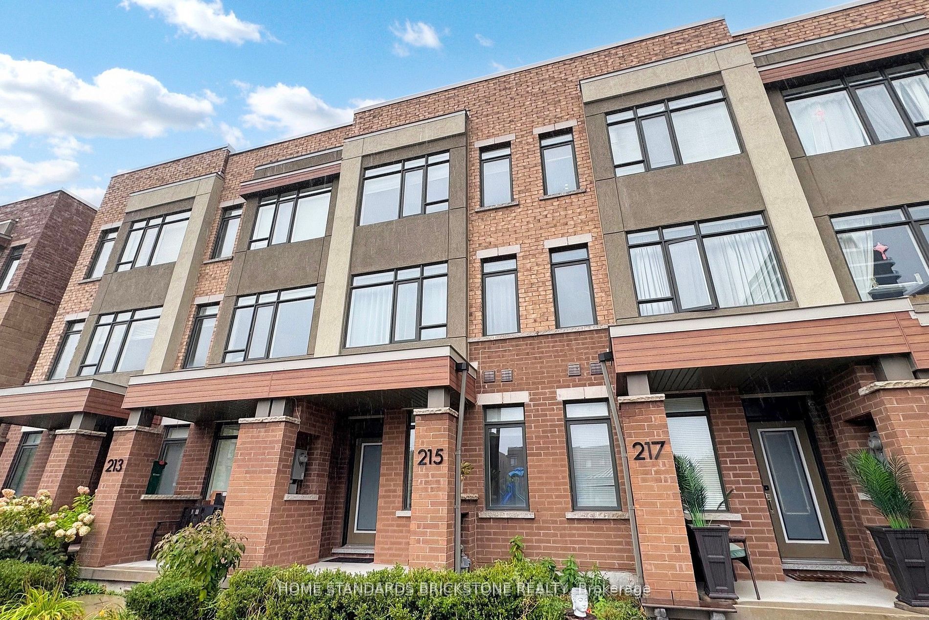 215 Salterton Circle, Vaughan, ON L6A 4Z2 photo 2