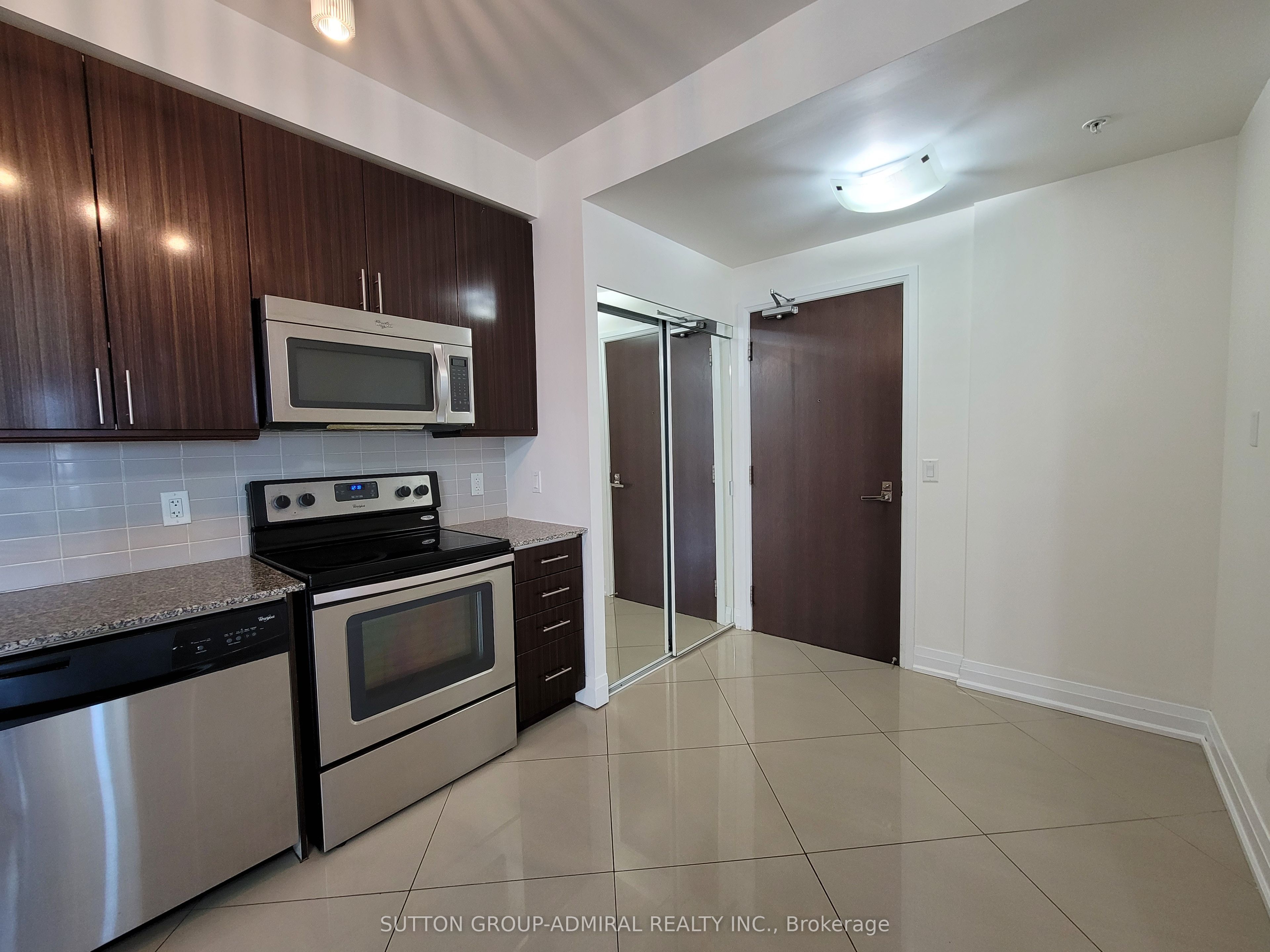 75 North Park Road 402, Vaughan, ON L4J 0H8 photo 2