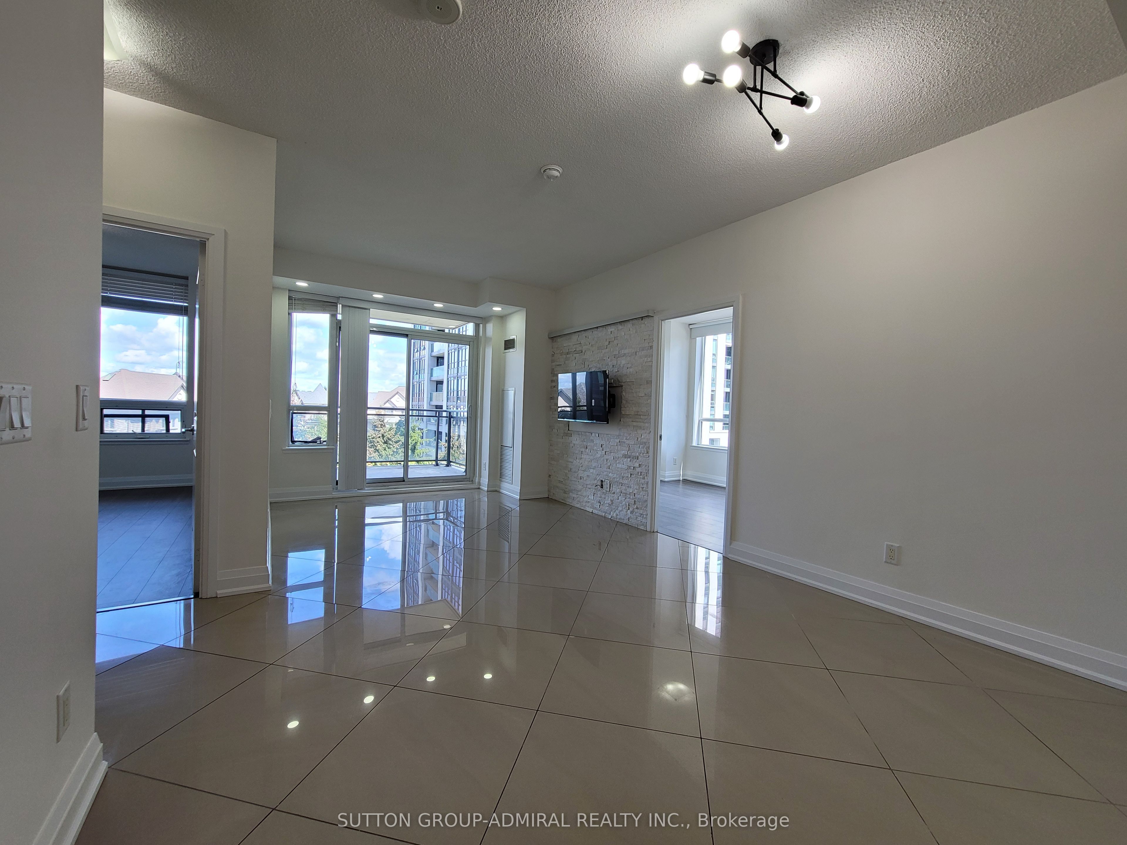 75 North Park Road 402, Vaughan, ON L4J 0H8 photo 5