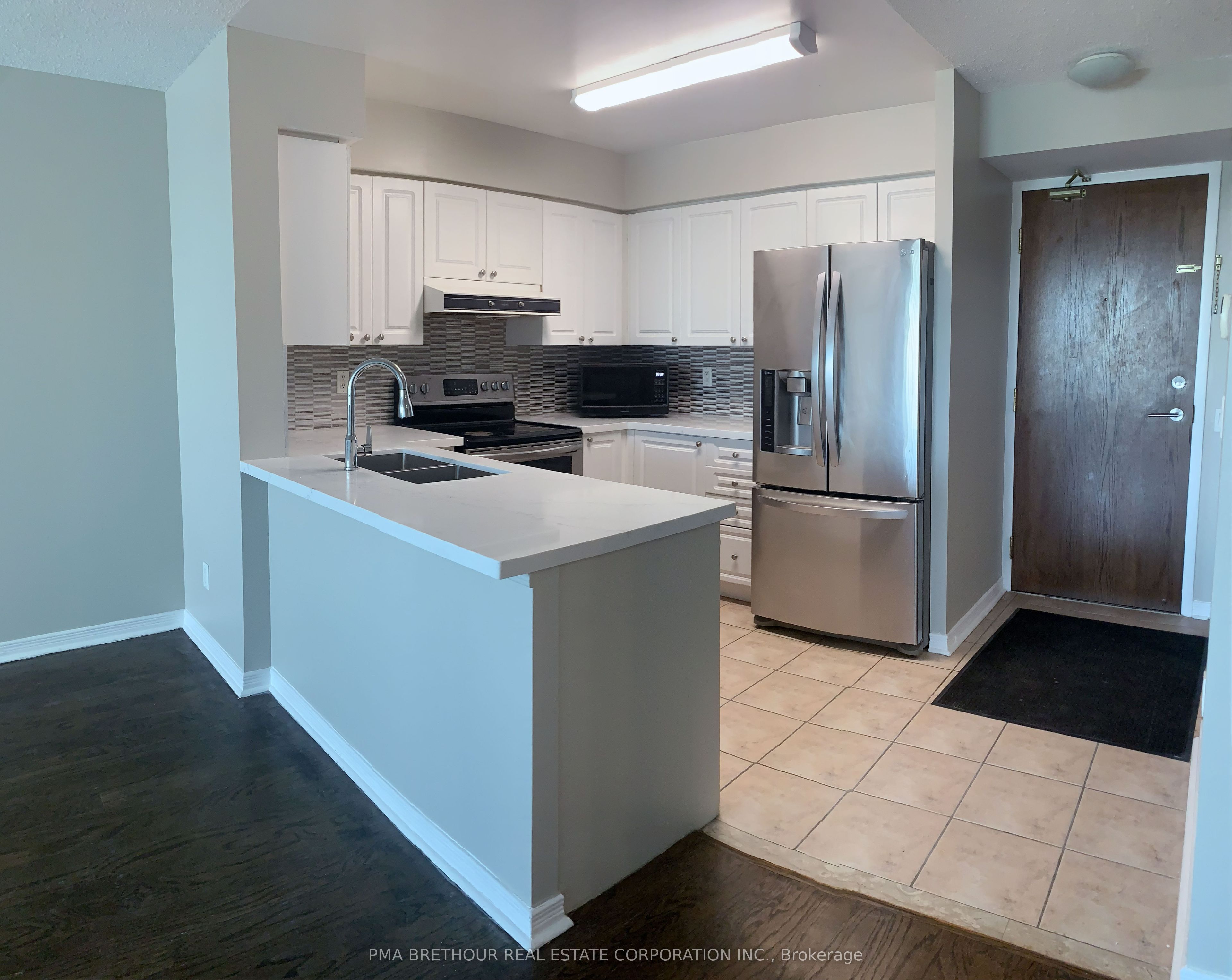 11 Oneida Crescent 609, Richmond Hill, ON L4B 0A1 photo 2