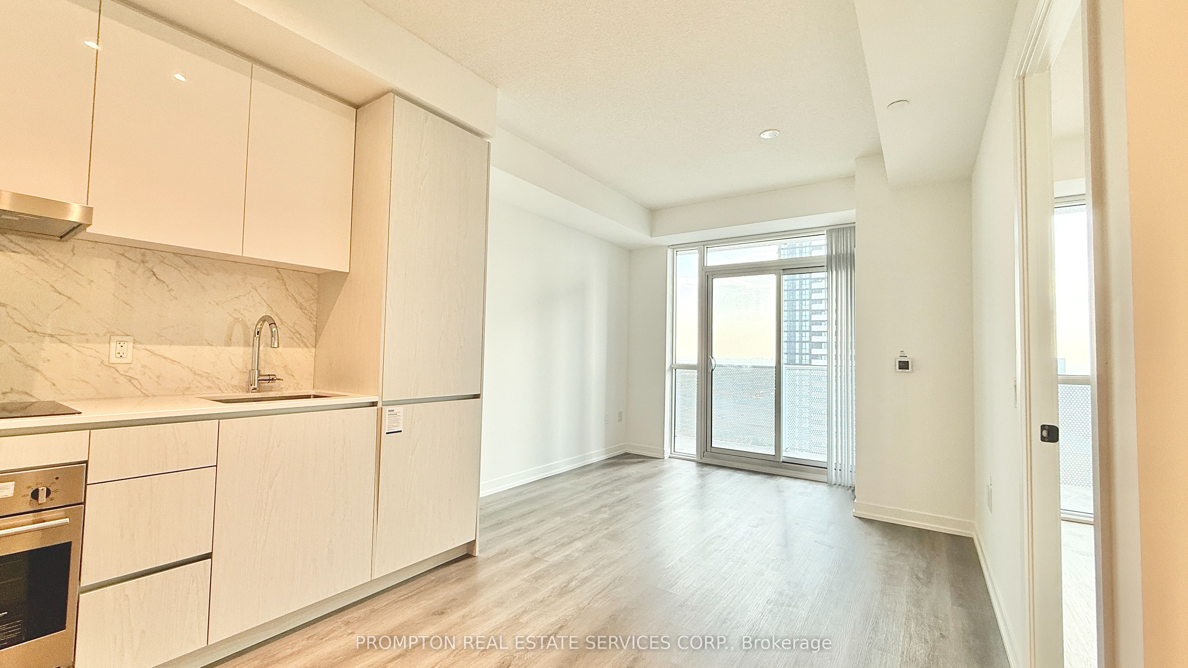 28 Interchange Way 3002, Vaughan, ON L4K 0P8 photo 3