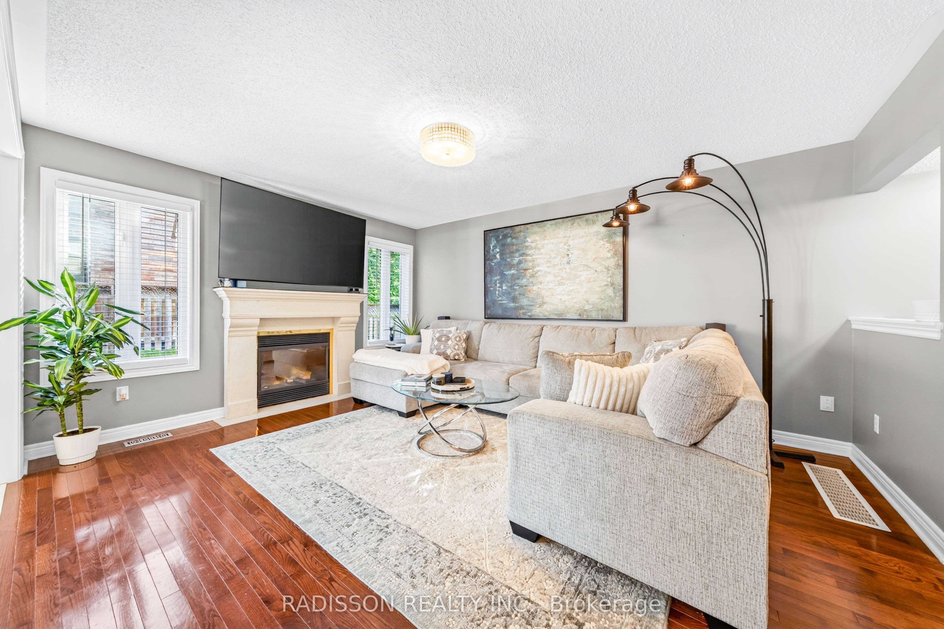 863 Oaktree Crescent, Newmarket, ON L3X 2Y7 photo 3