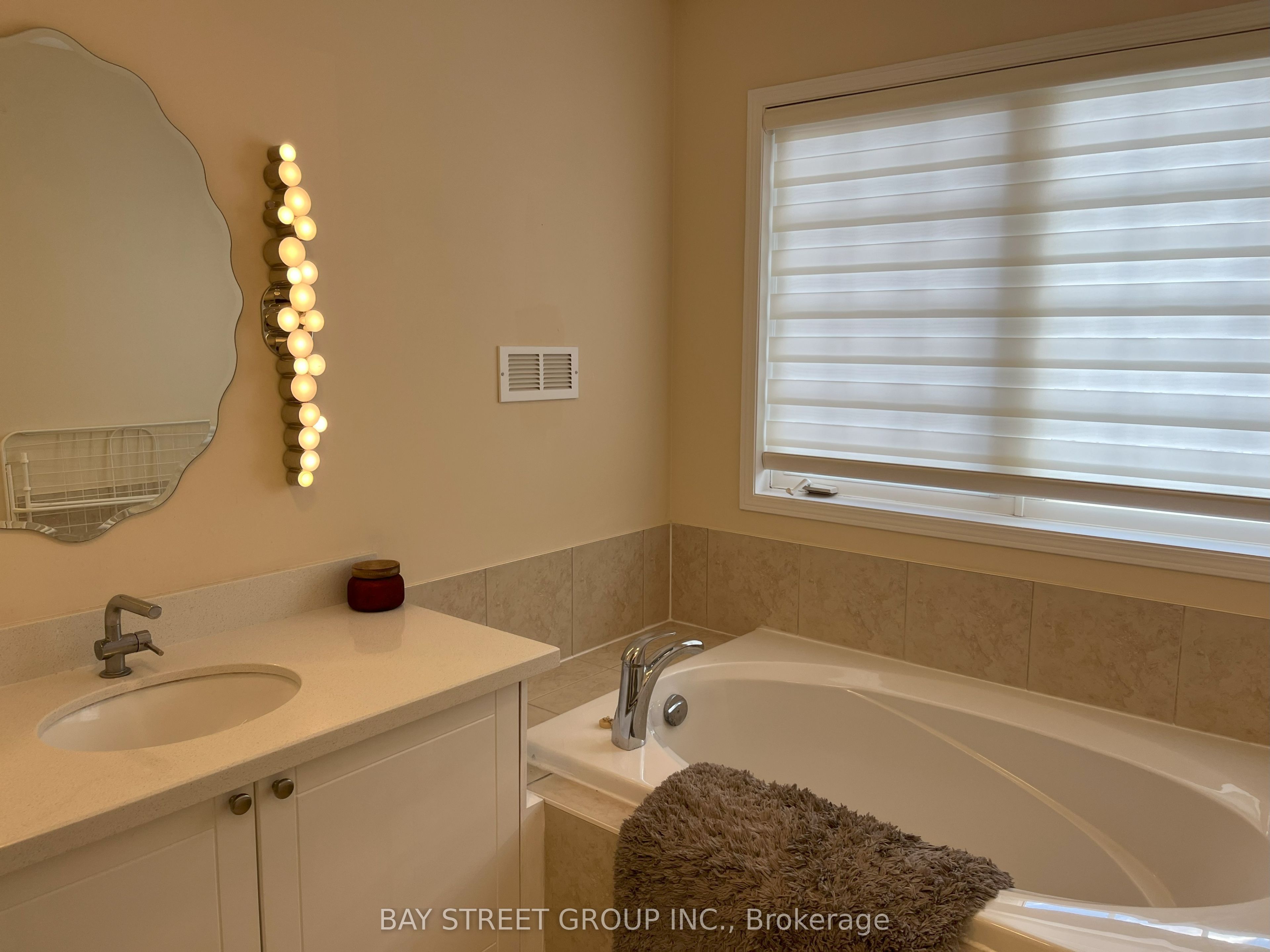 49 Walkview Crescent Master Bedroom, Richmond Hill, ON L4E 4H5 photo 4