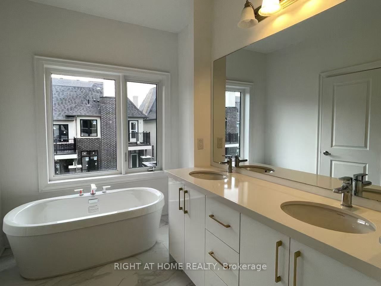 30 Chiara Rose Lane, Richmond Hill, ON L4E 1L4 photo 2