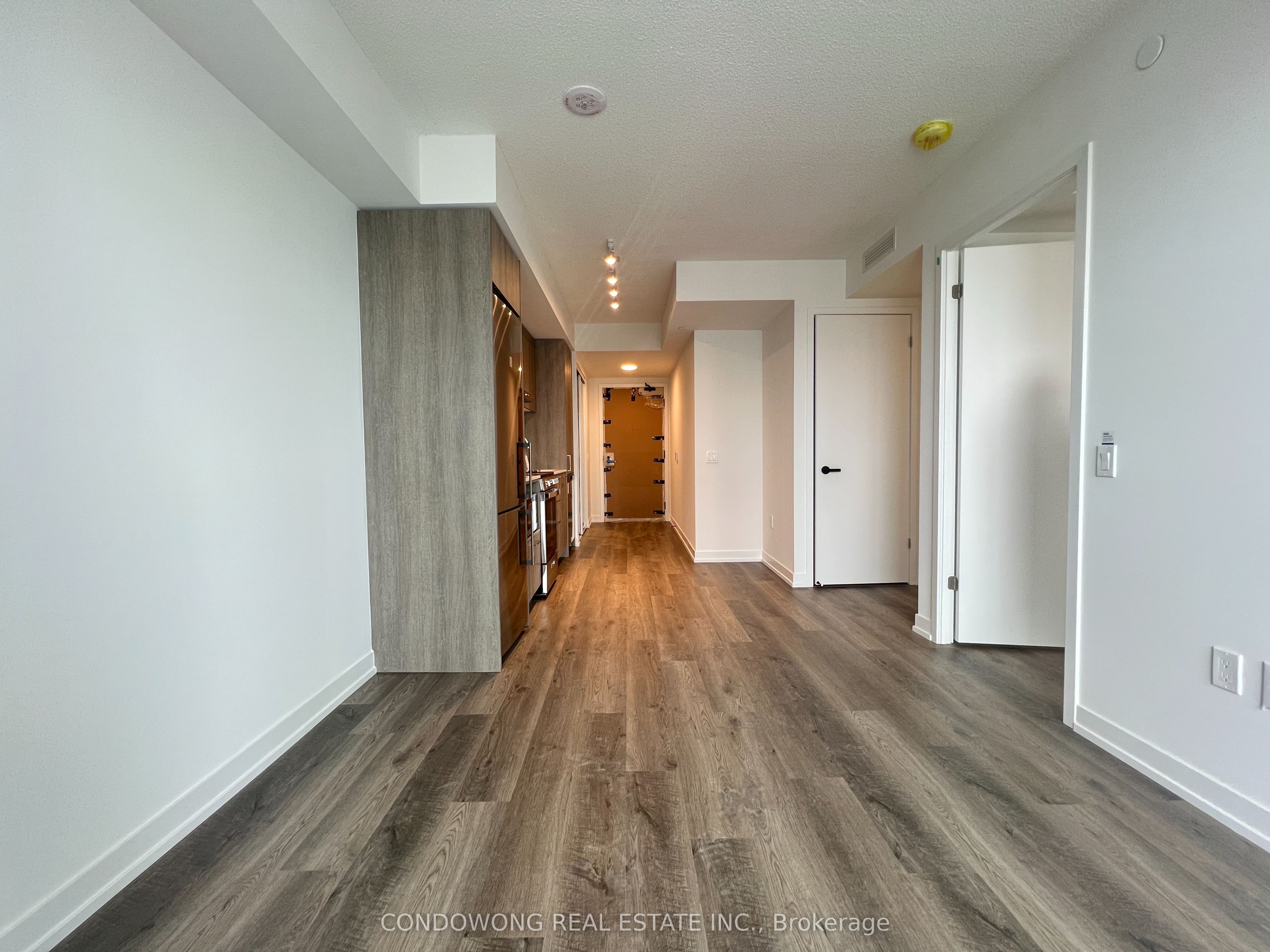 195 Commerce Street 4001, Vaughan, ON L4K 0P9 photo 2
