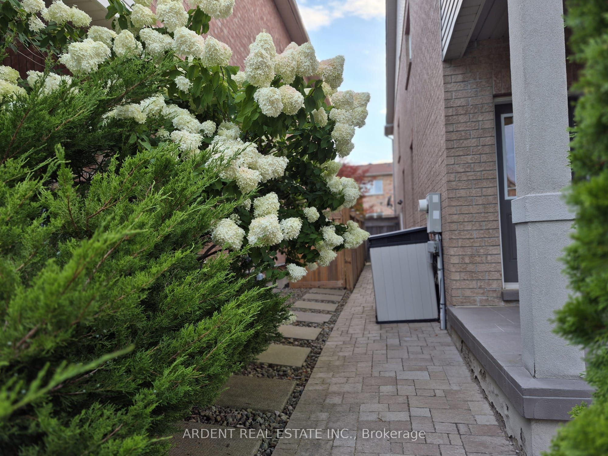 18 Kerr Lane, Aurora, ON L4G 0E5 photo 3