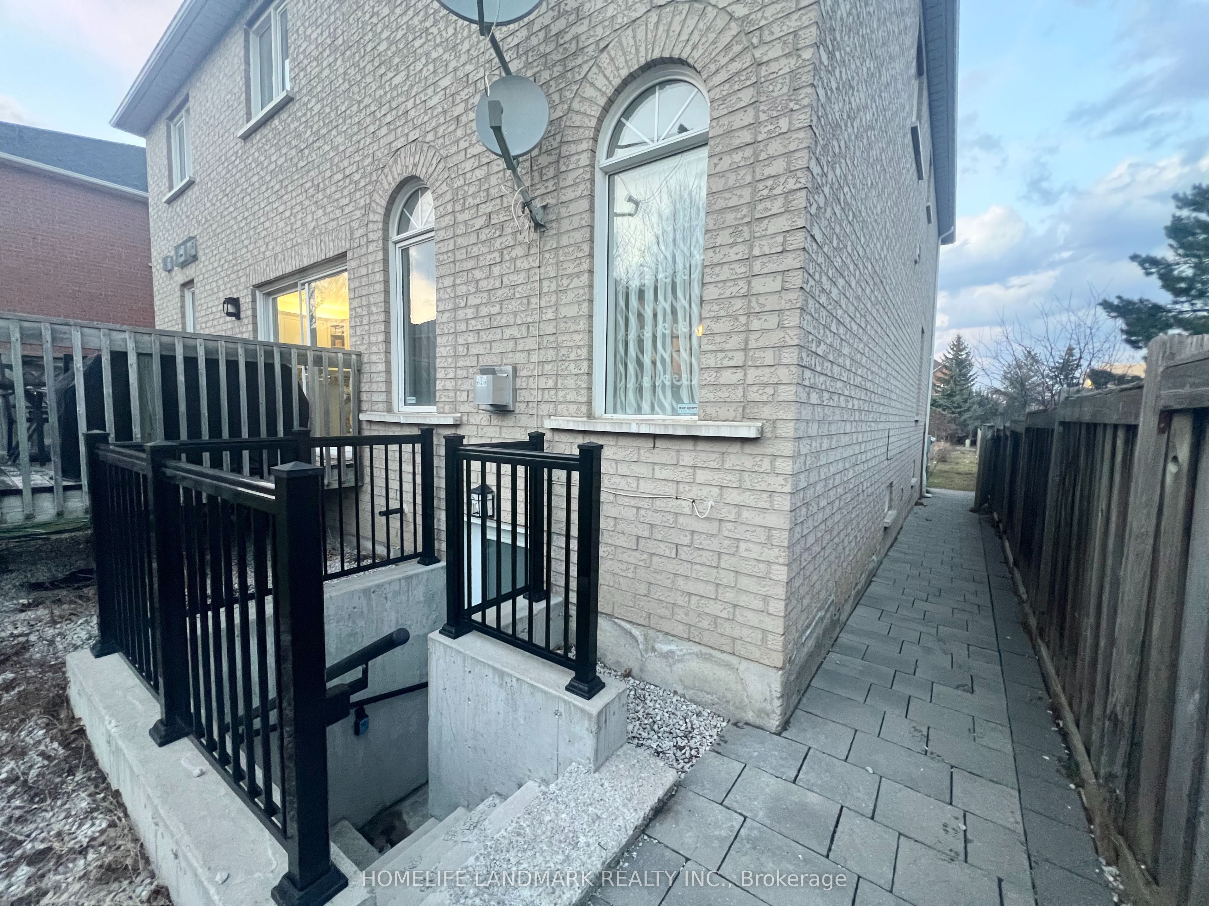 18 Fountain Court, Richmond Hill, ON L4S 2K4 photo 3