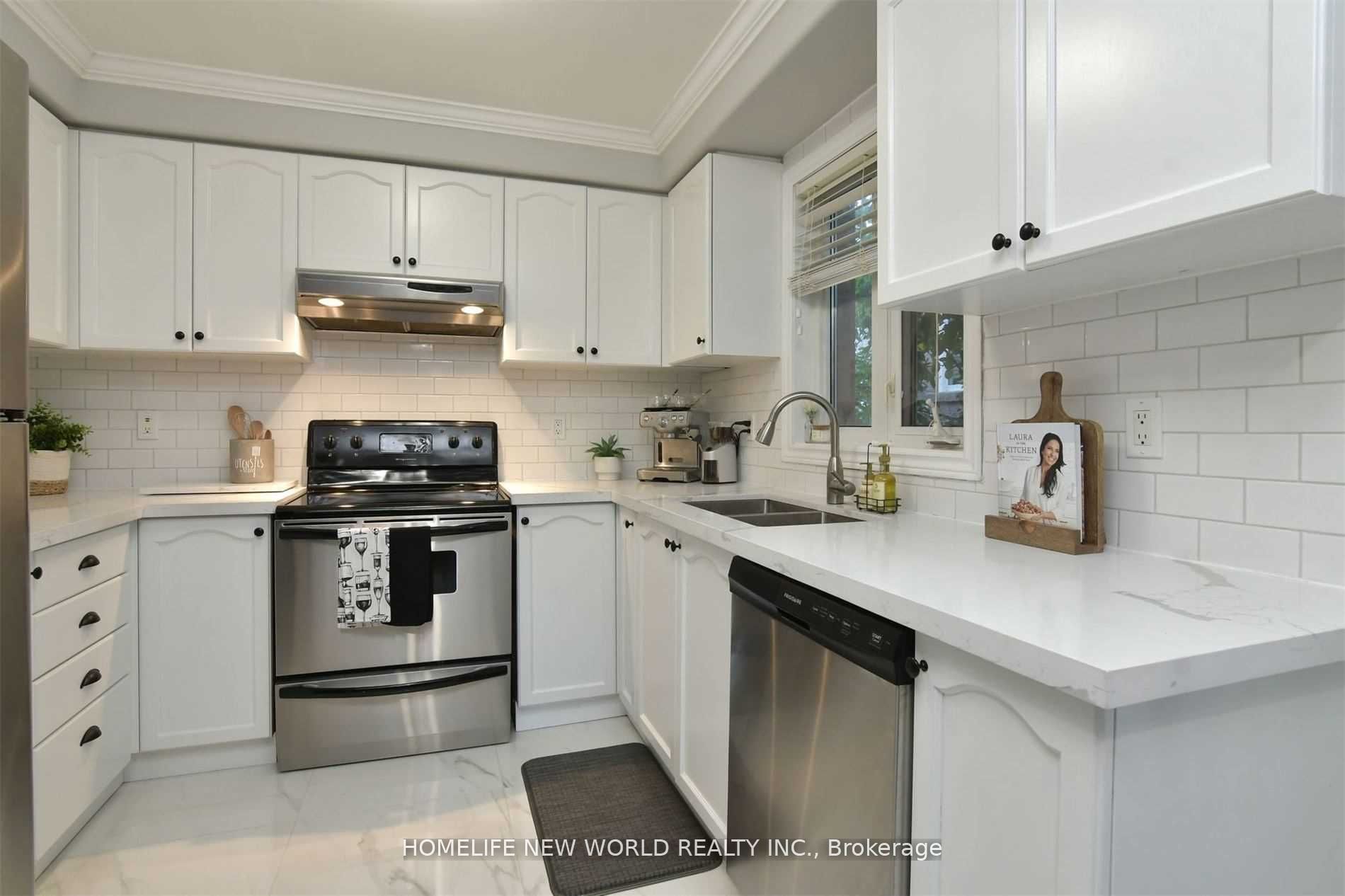 32 Smith Street, Bradford West Gwillimbury, ON L3Z 3C9 photo 2