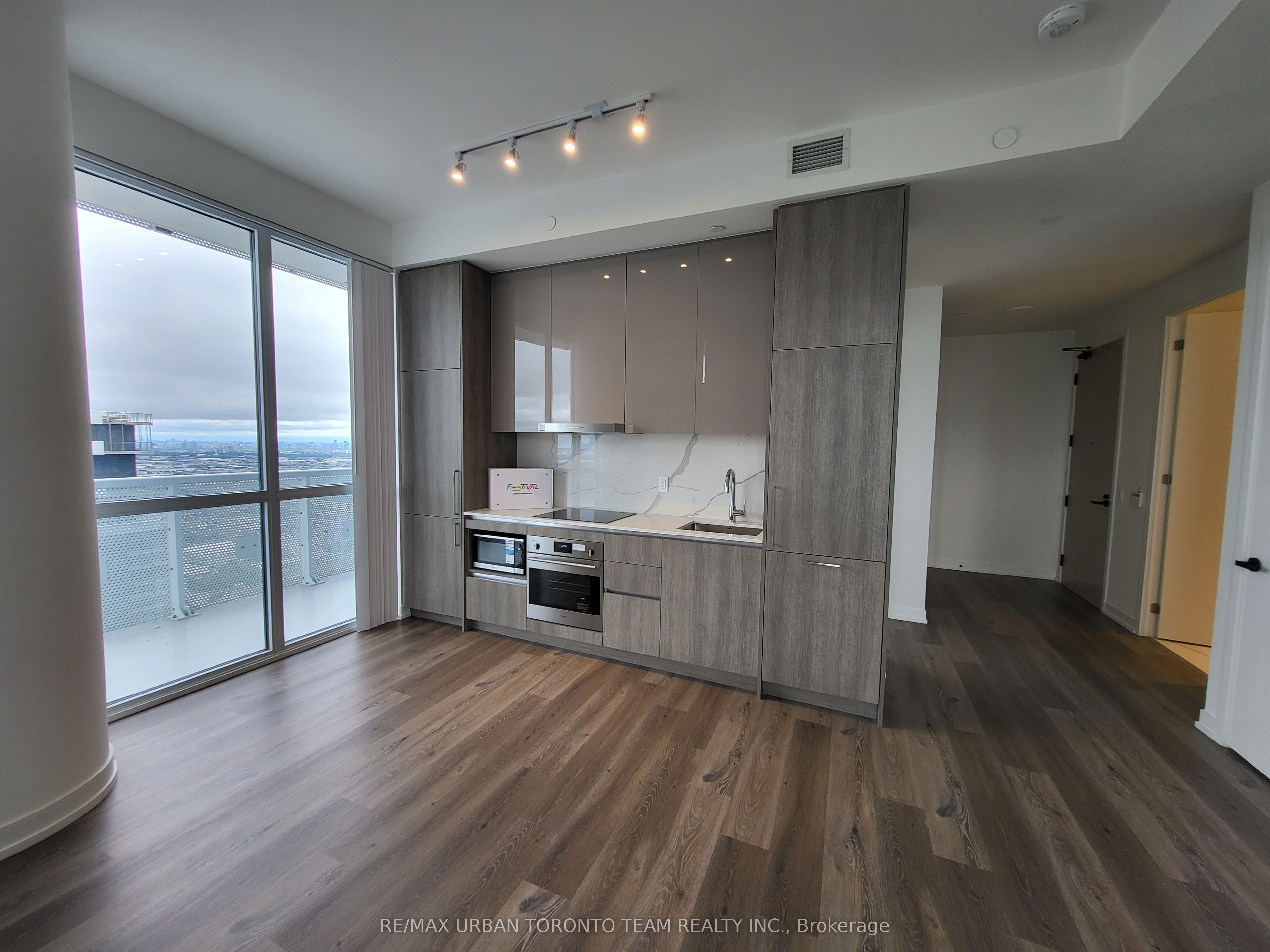 225 Commerce Street 6512, Vaughan, ON L4K 0R1 photo 2