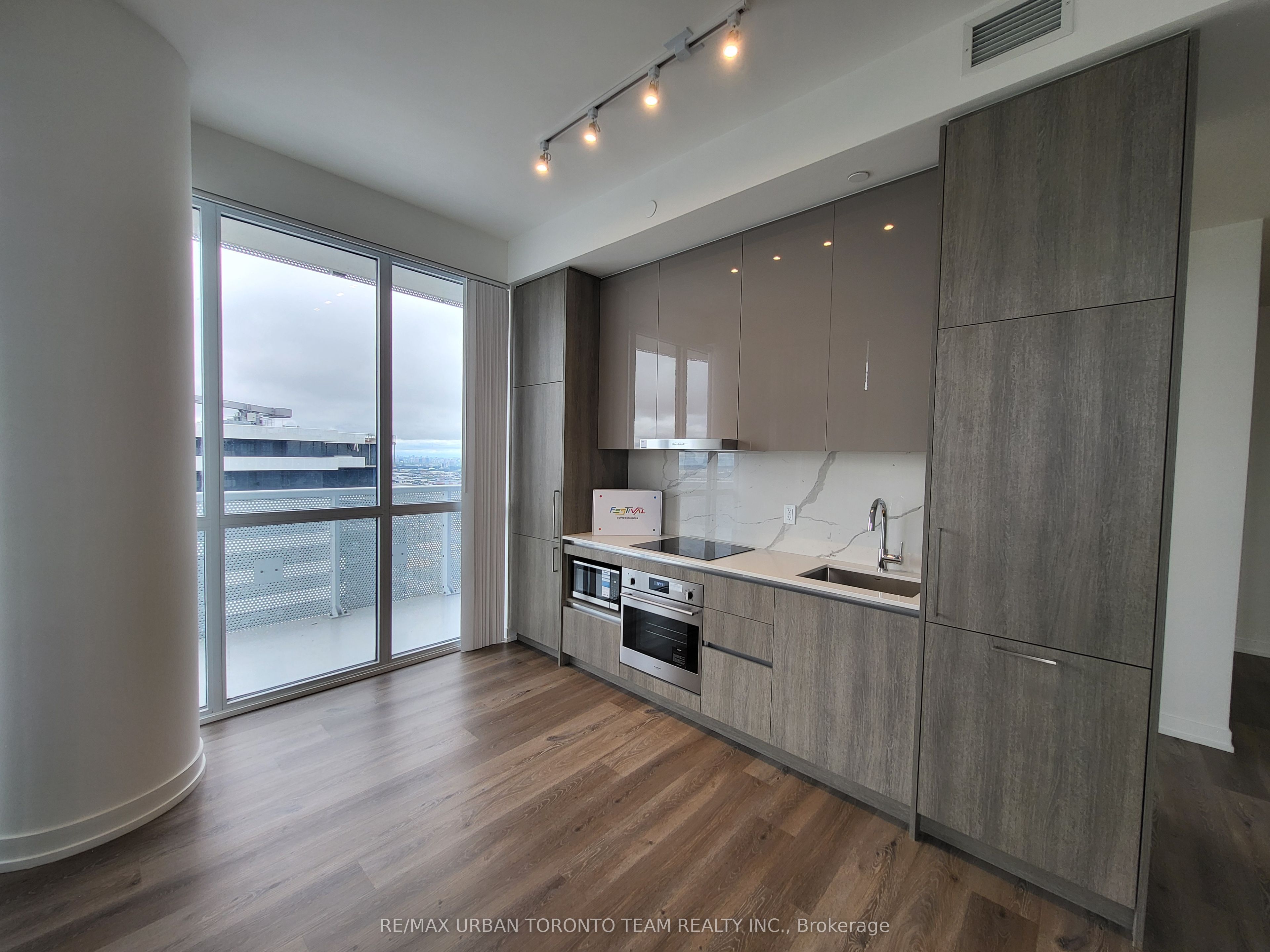 225 Commerce Street 6512, Vaughan, ON L4K 0R1 photo 3