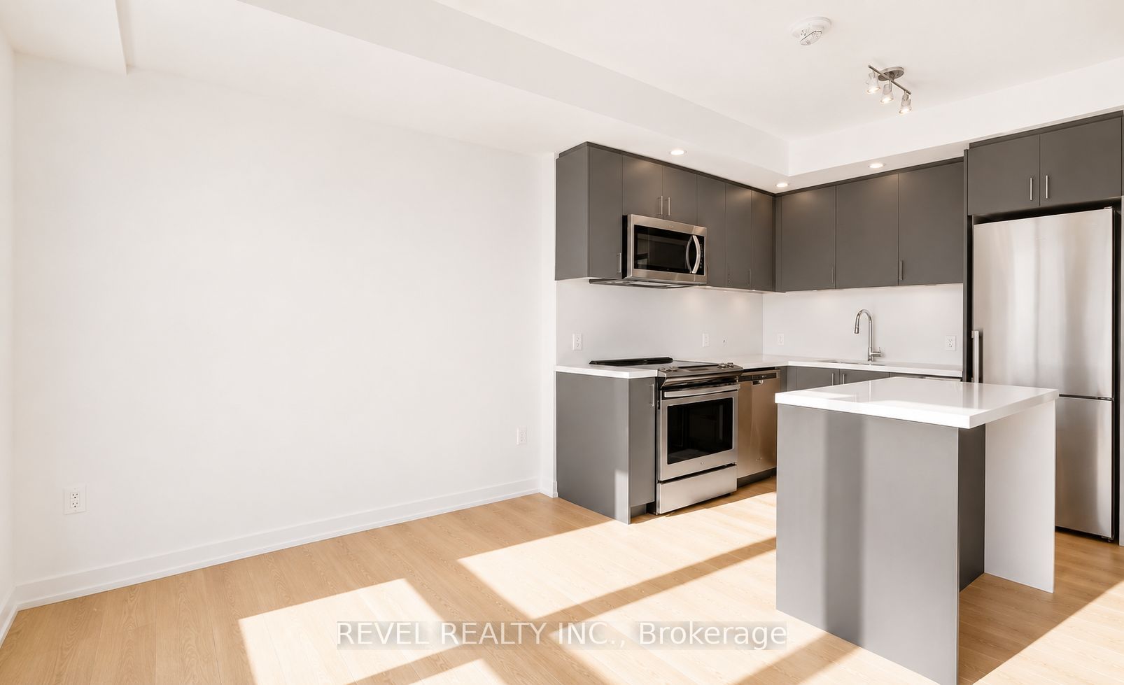 8868 Yonge Street 219E, Richmond Hill, ON L4C 0T4 photo 2