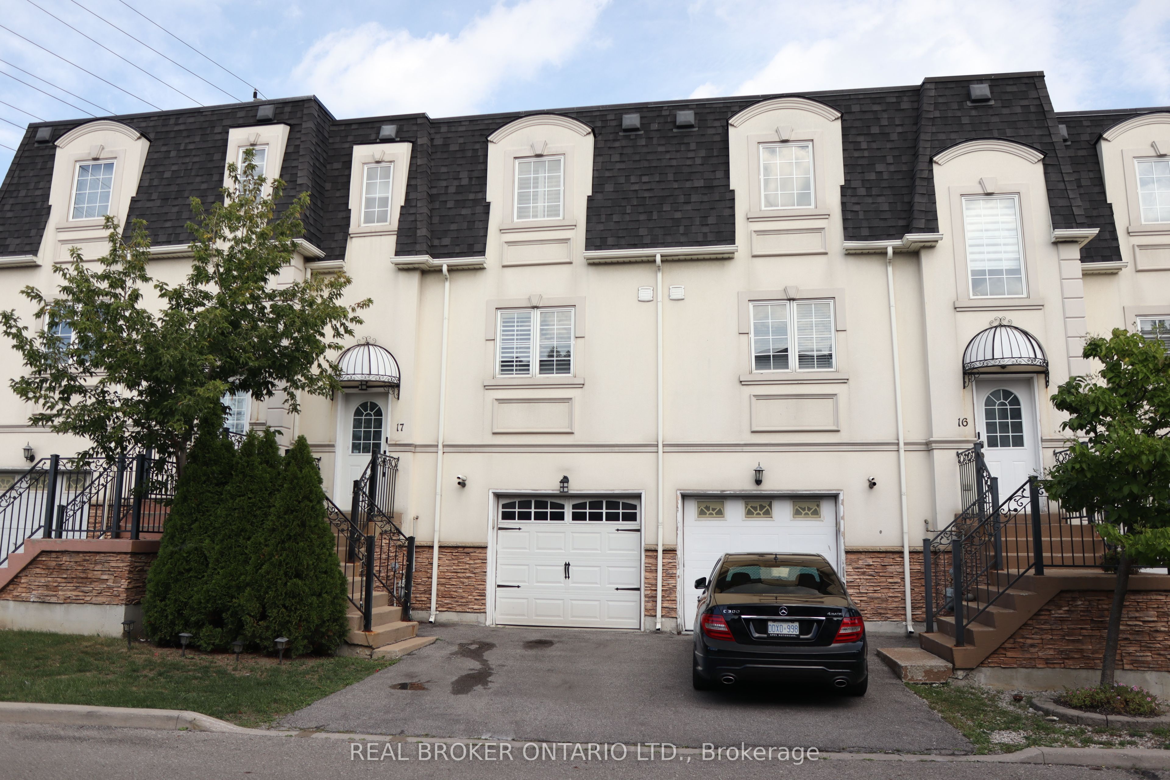 215 16th Avenue 17, Richmond Hill, ON L4L 0T8