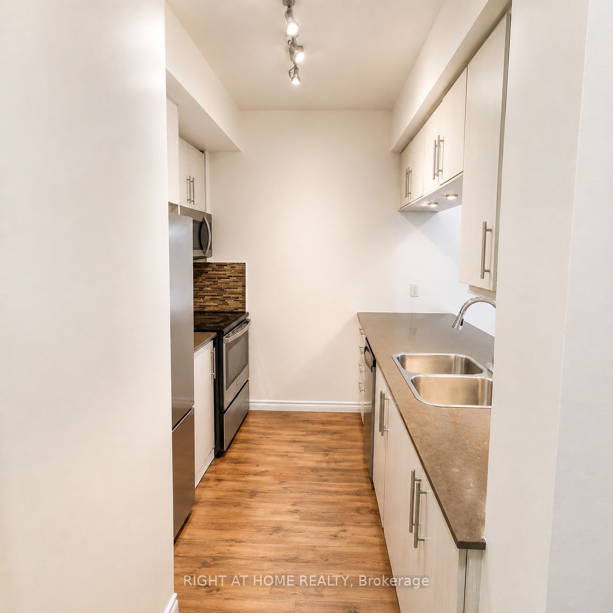 65 Oneida Crescent 403, Richmond Hill, ON L4B 0G9 photo 3