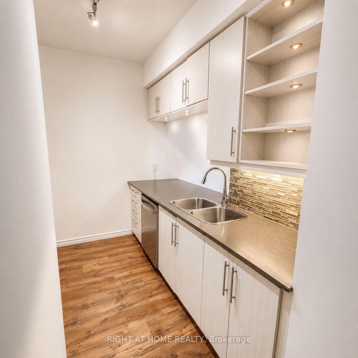 65 Oneida Crescent 403, Richmond Hill, ON L4B 0G9 photo 4