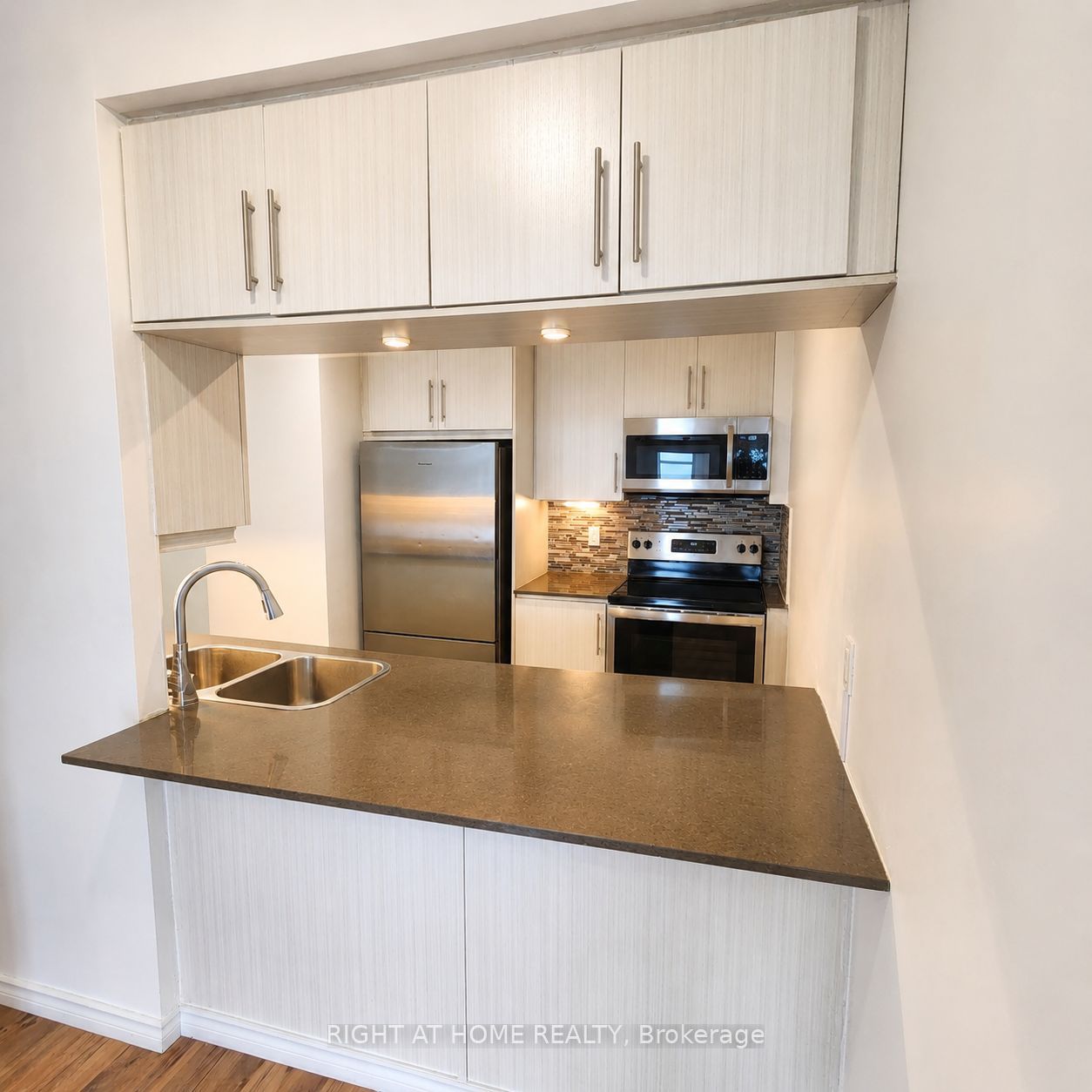 65 Oneida Crescent 403, Richmond Hill, ON L4B 0G9 photo 5