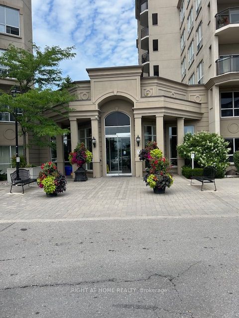 2 Maison Parc Court 403, Vaughan, ON L4J 9K4