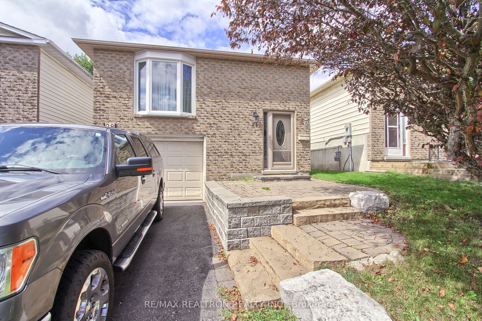28 Longview Drive, Bradford West Gwillimbury, ON L3Z 2H2 photo 2