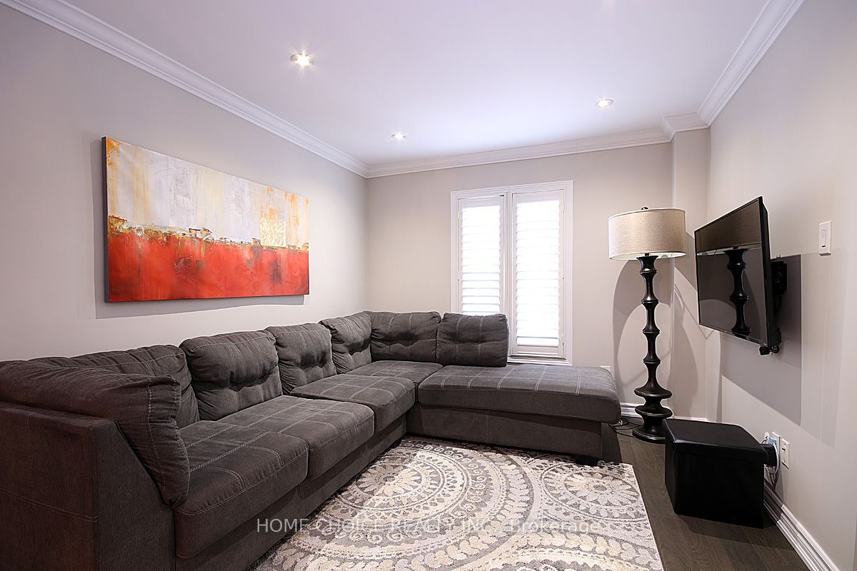 155 Hollandview Trail, Aurora, ON L4G 7J2 photo 4