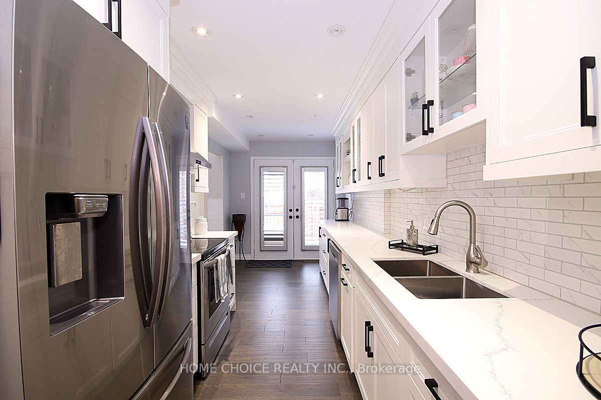155 Hollandview Trail, Aurora, ON L4G 7J2 photo 5