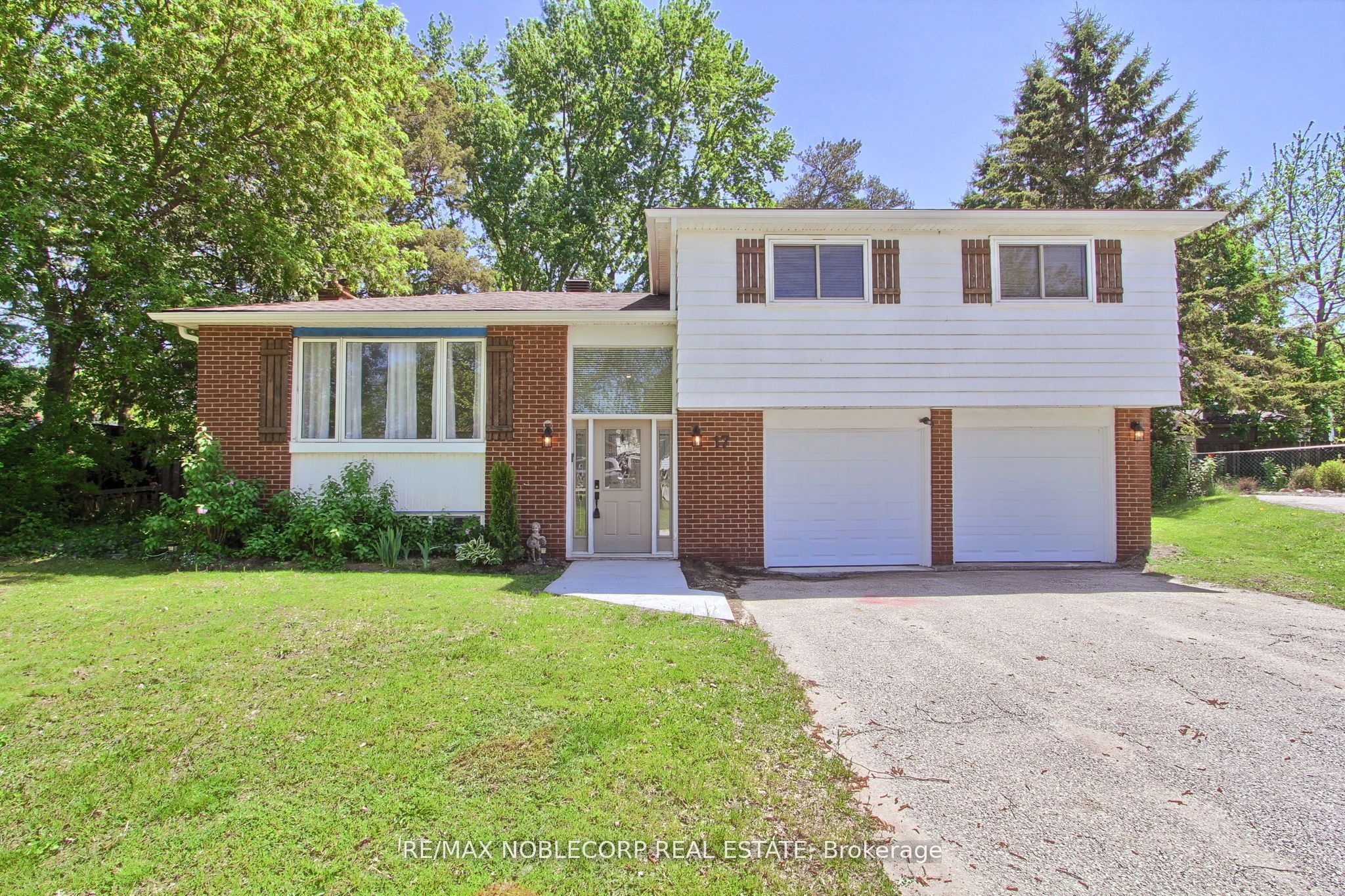 17 Larkdale Crescent, Essa, ON L0M 1B0