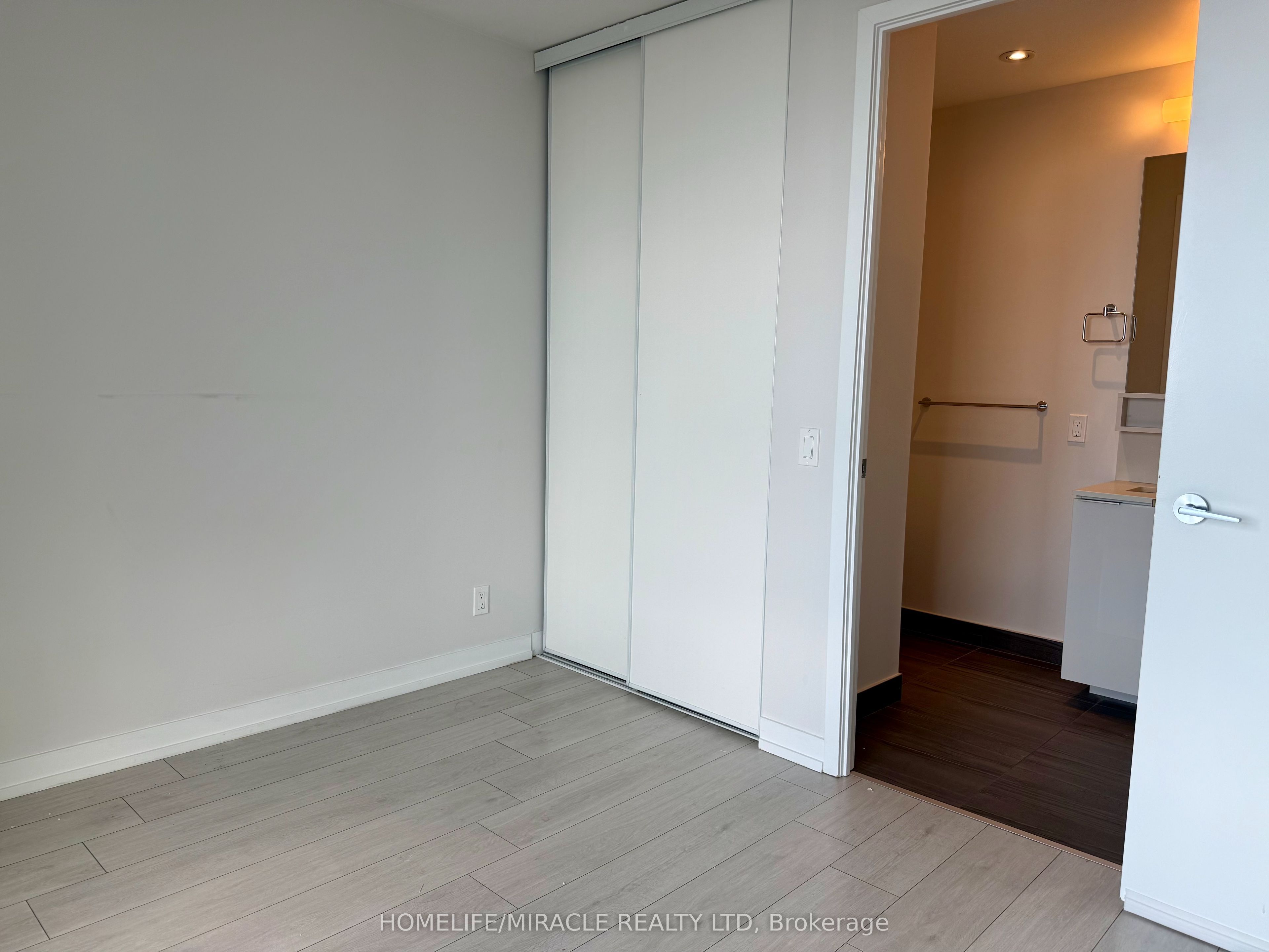 950 Portage Parkway 4107, Vaughan, ON L4K 0J7 photo 5