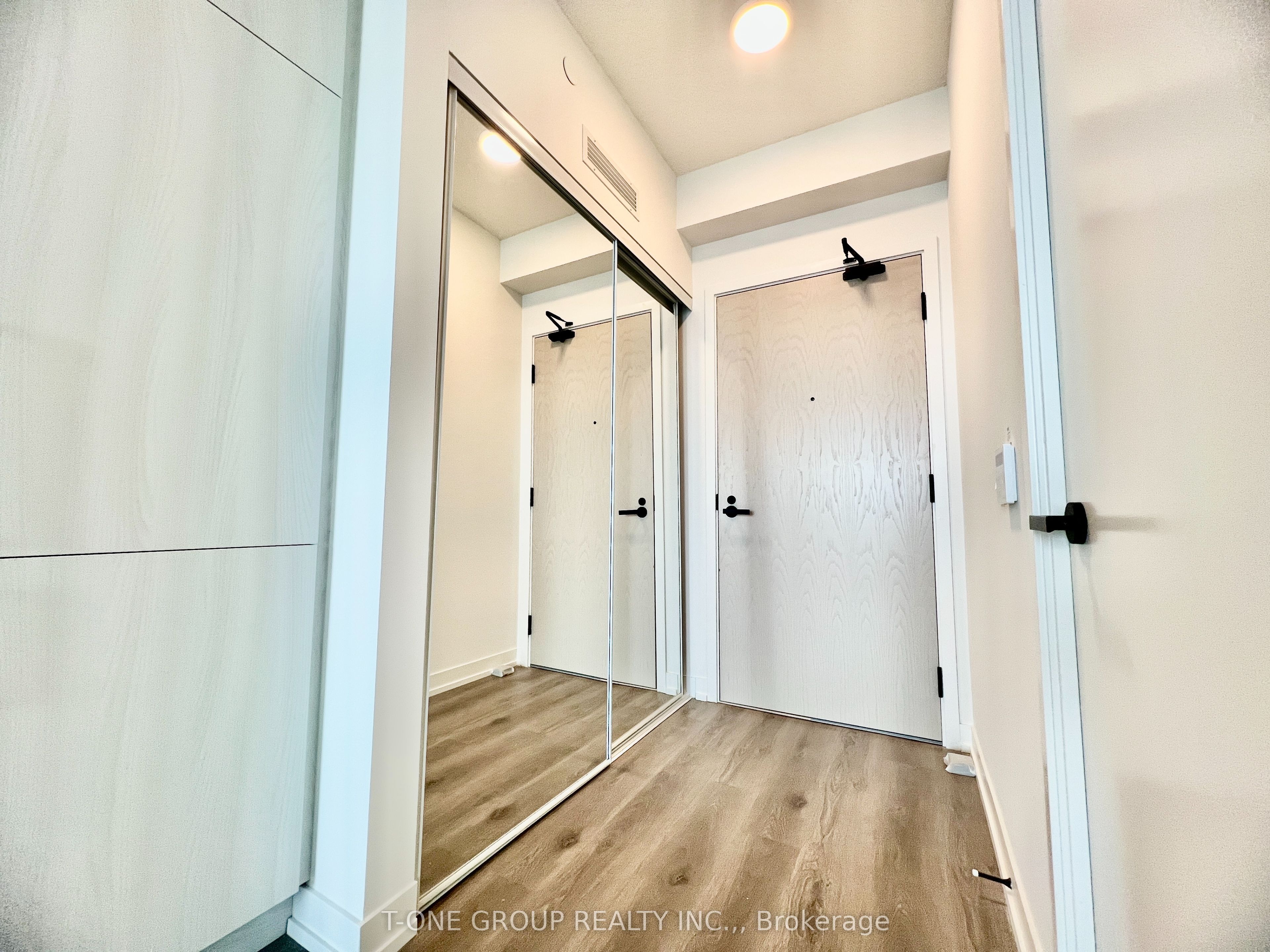 225 Commerce Street 5203, Vaughan, ON L4K 0P9 photo 2