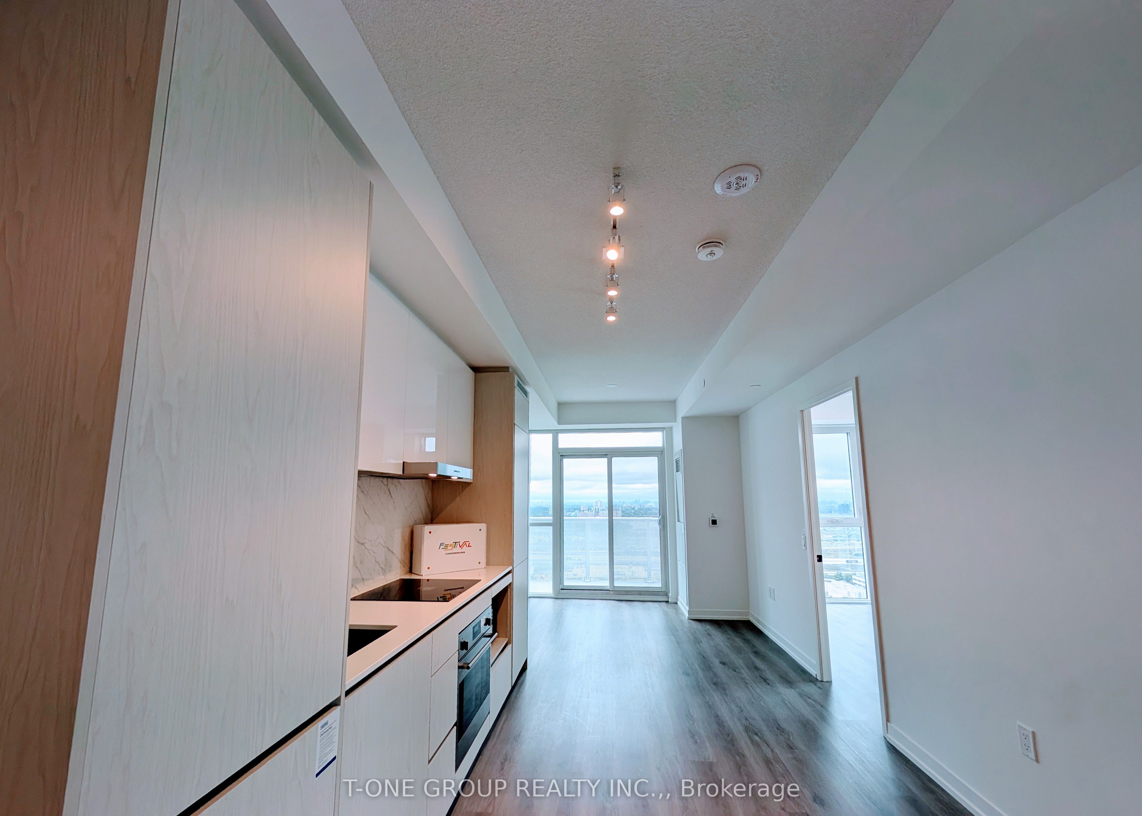 28 Interchange Way 3512, Vaughan, ON L4K 0P8 photo 2