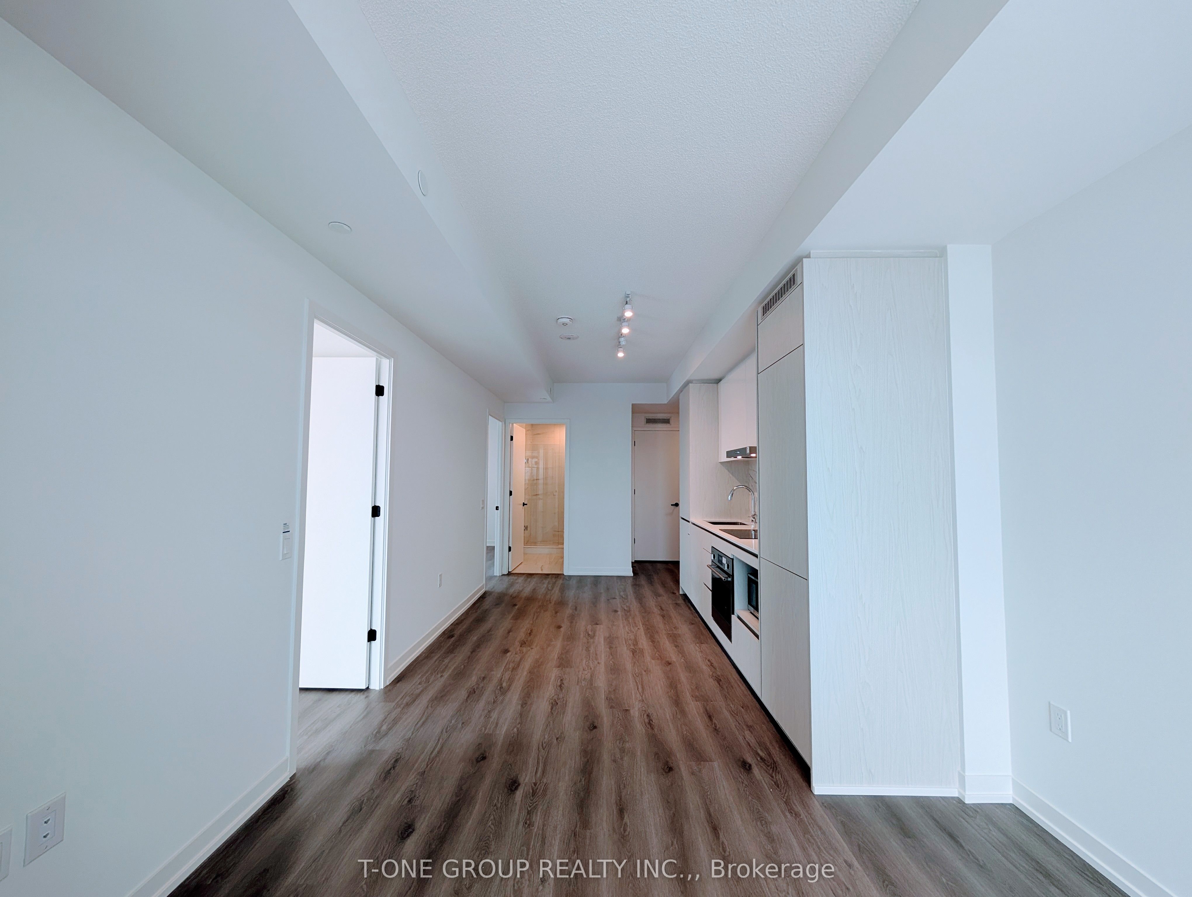 28 Interchange Way 3512, Vaughan, ON L4K 0P8 photo 4