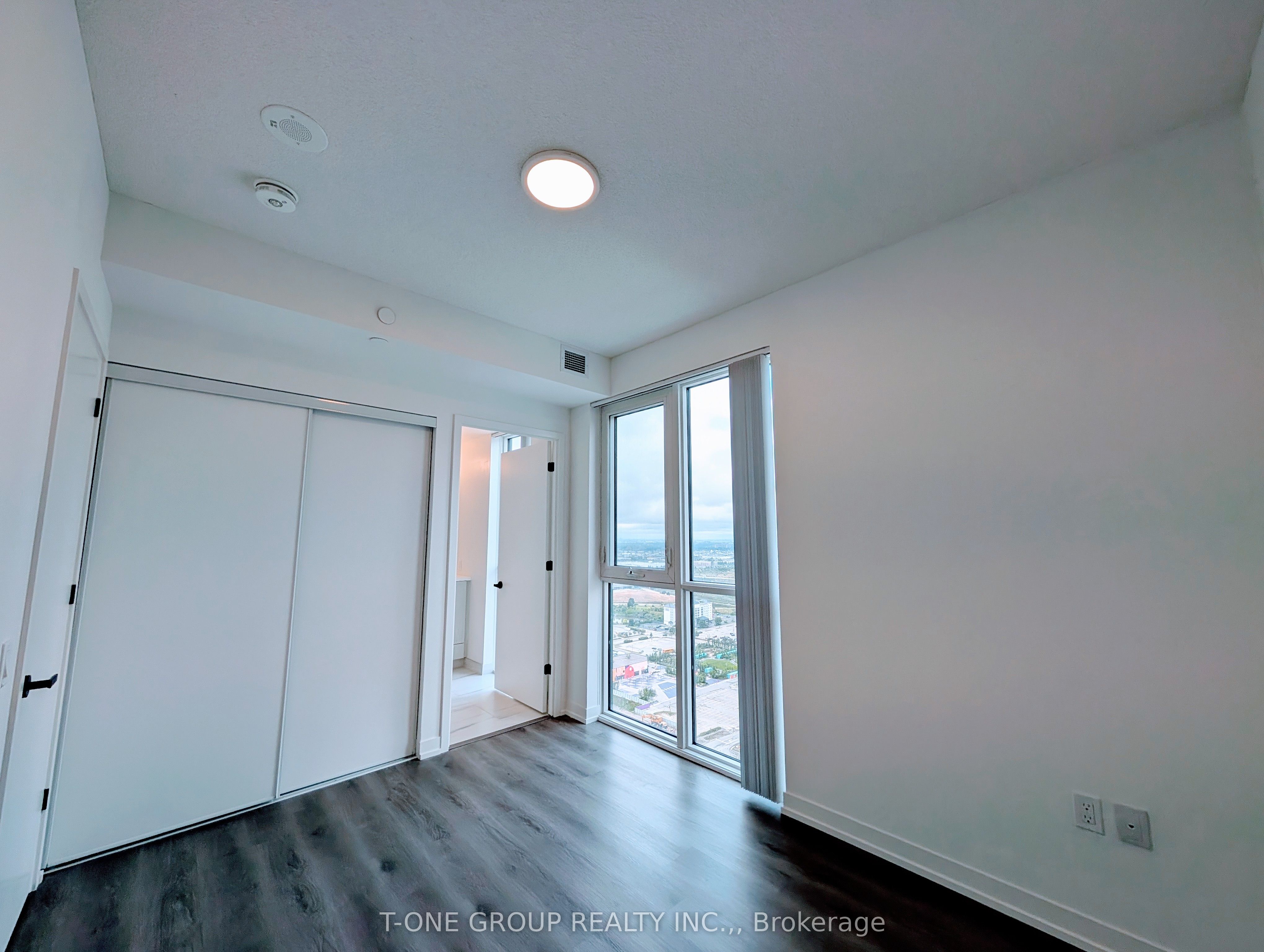 28 Interchange Way 3512, Vaughan, ON L4K 0P8 photo 5