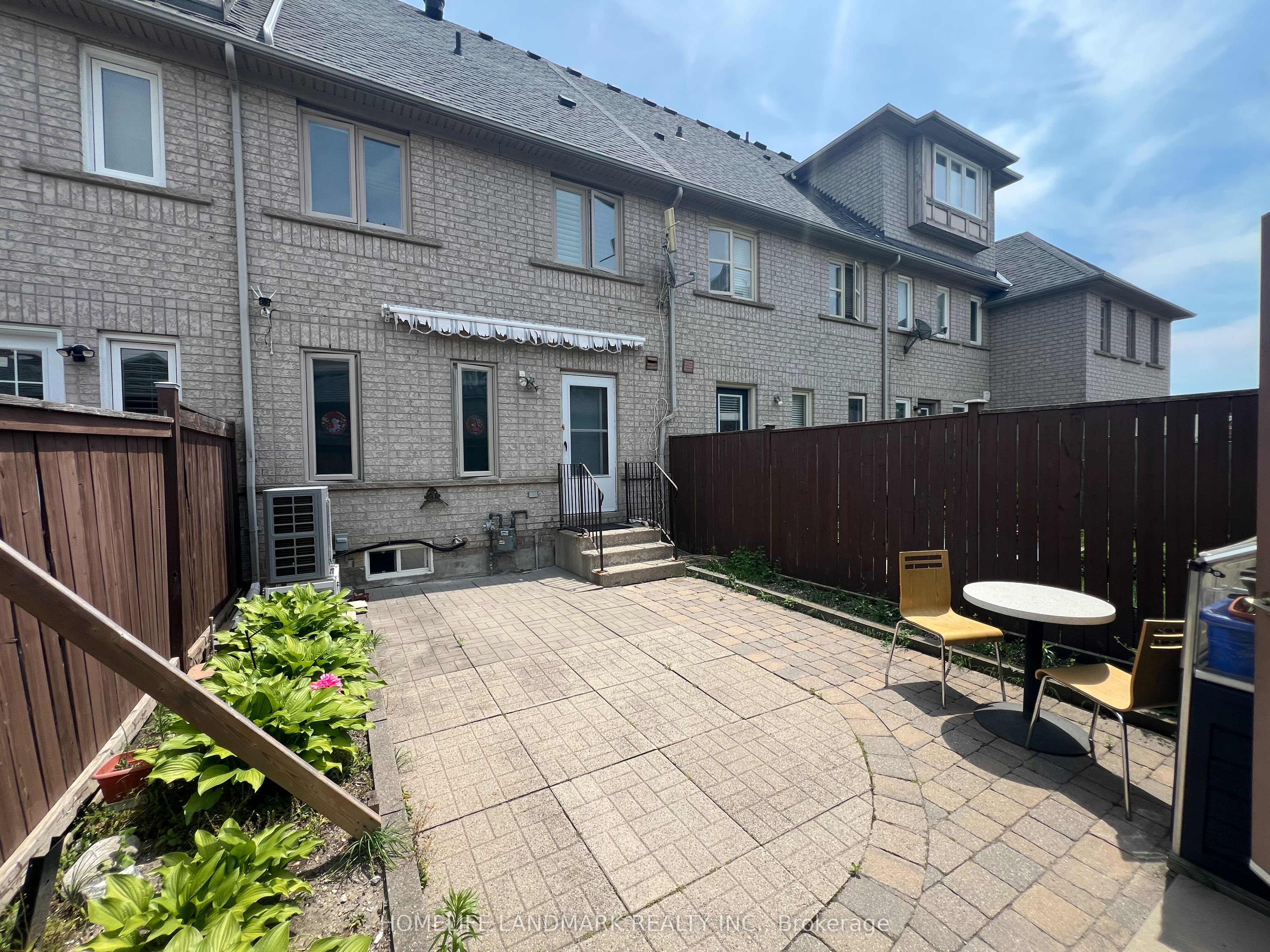 8 Baffin Court, Richmond Hill, ON L4B 4J7 photo 2