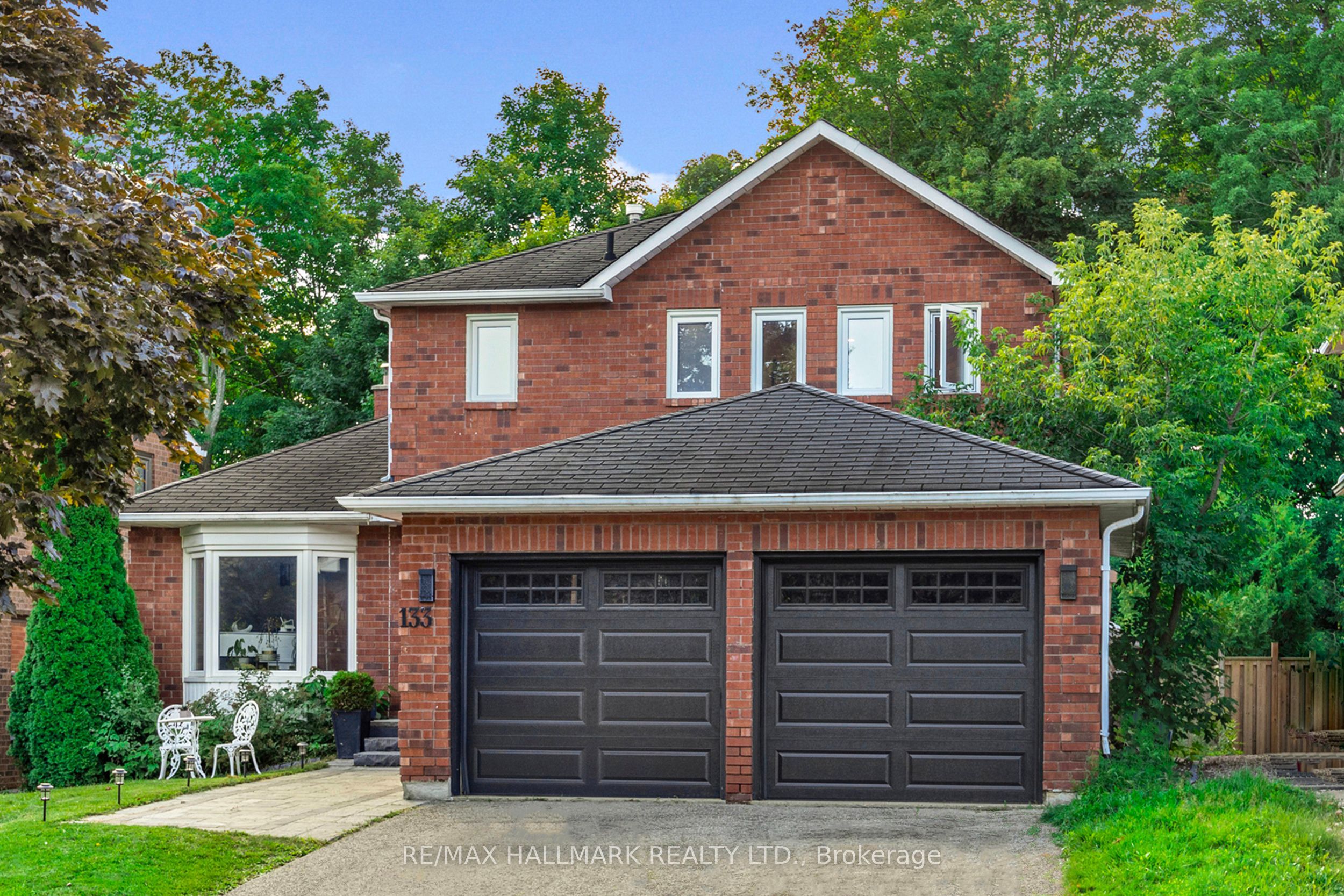 133 Heathwood Heights Drive, Aurora, ON L4G 4W2 photo 2