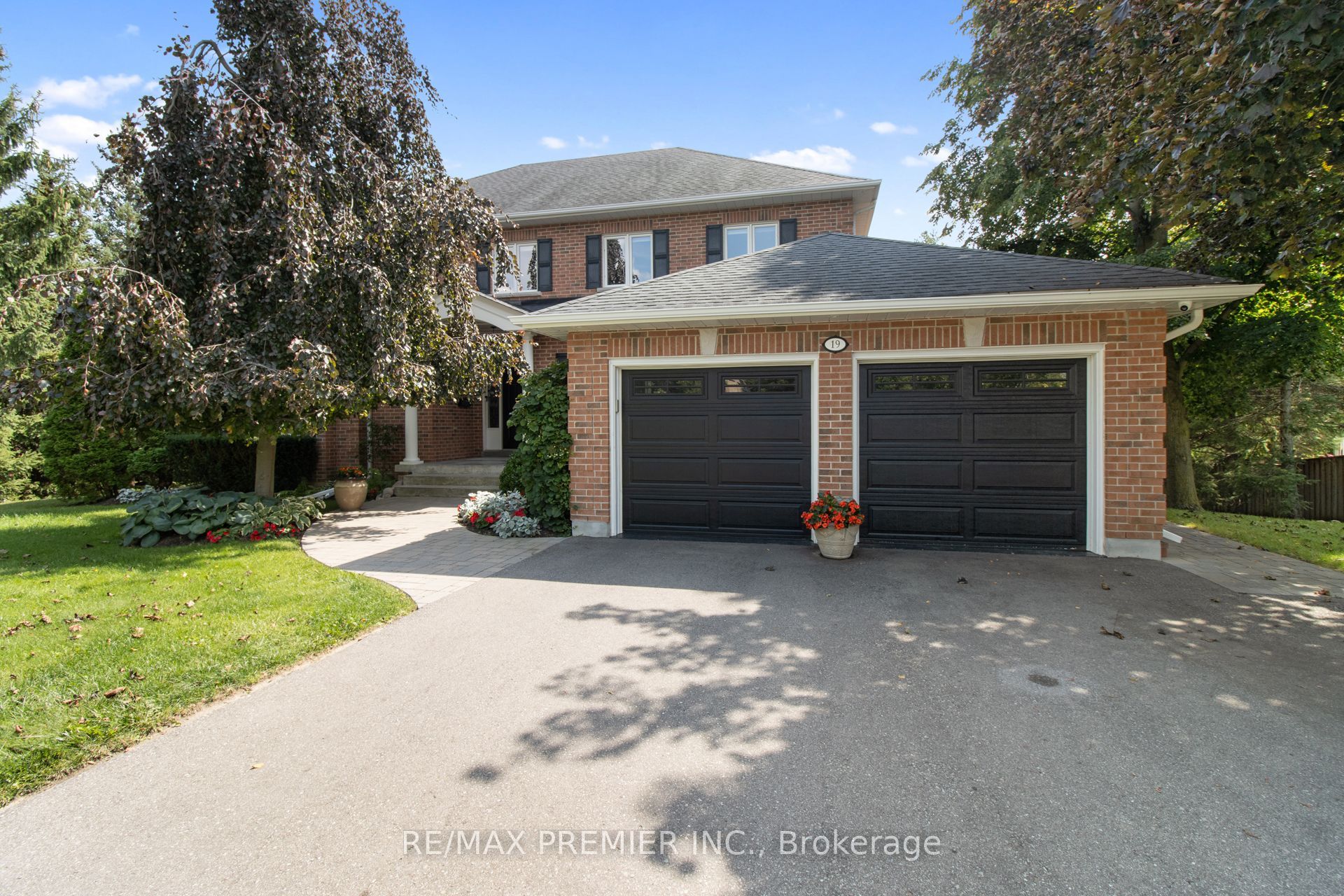19 Stockdale Crescent, Richmond Hill, ON L4C 3T1 photo 2