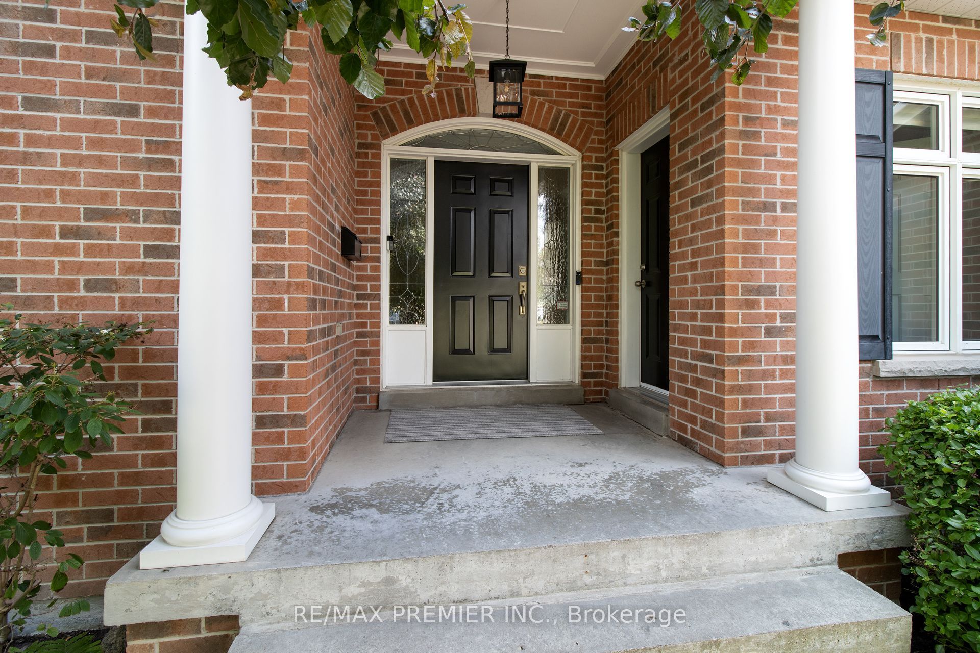 19 Stockdale Crescent, Richmond Hill, ON L4C 3T1 photo 3