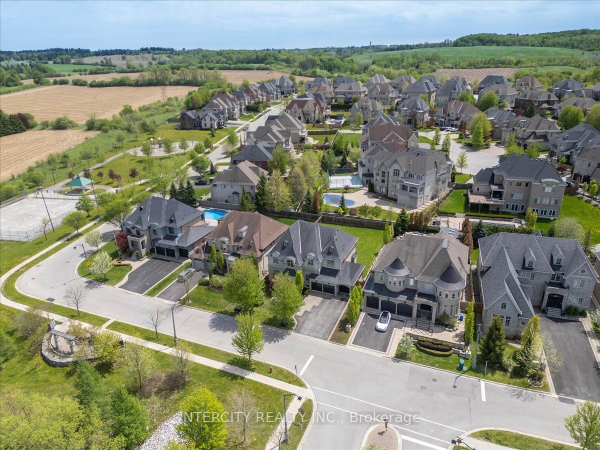 233 Carisbrooke Circle, Aurora, ON L4G 0K4 photo 3