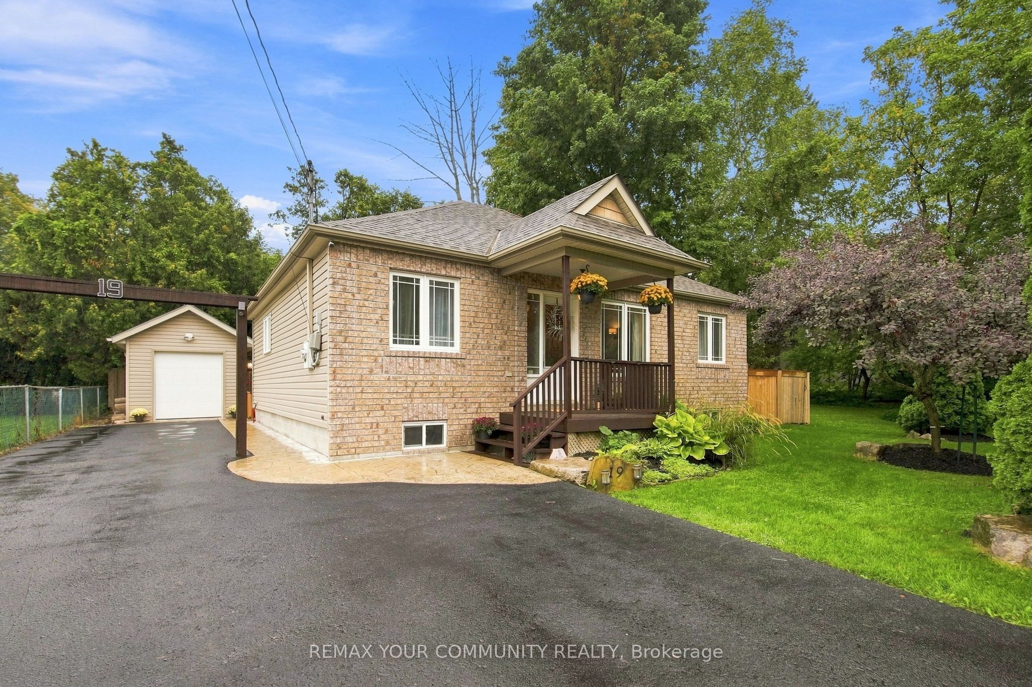 19 De Geer Street, Georgina, ON L0E 1L0 photo 2