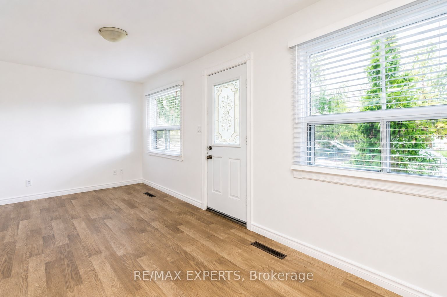 142 Riveredge Drive, Georgina, ON L4P 2P3 photo 2