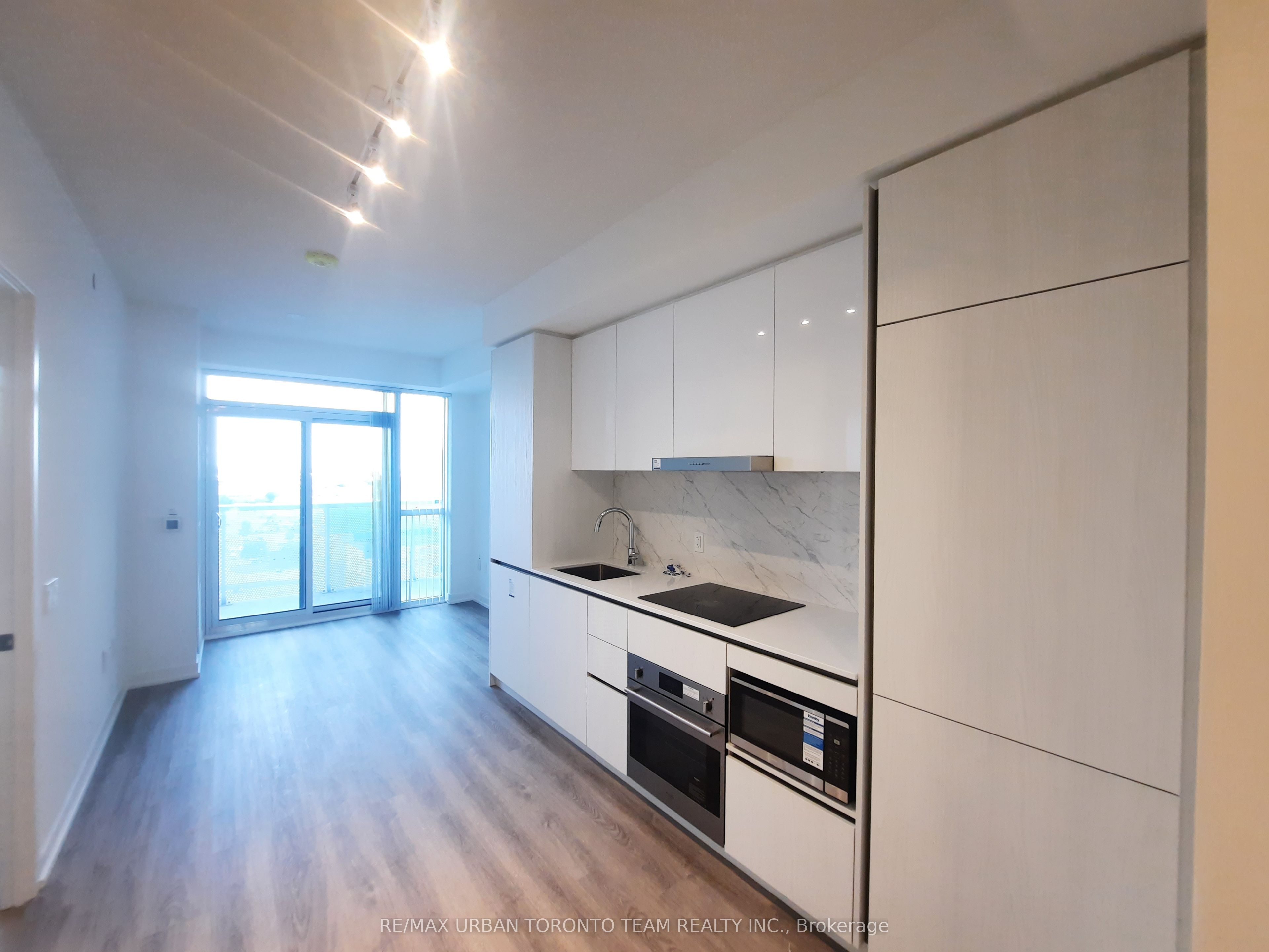 8 Interchange Way 1108, Vaughan, ON L4K 5Z7 photo 2