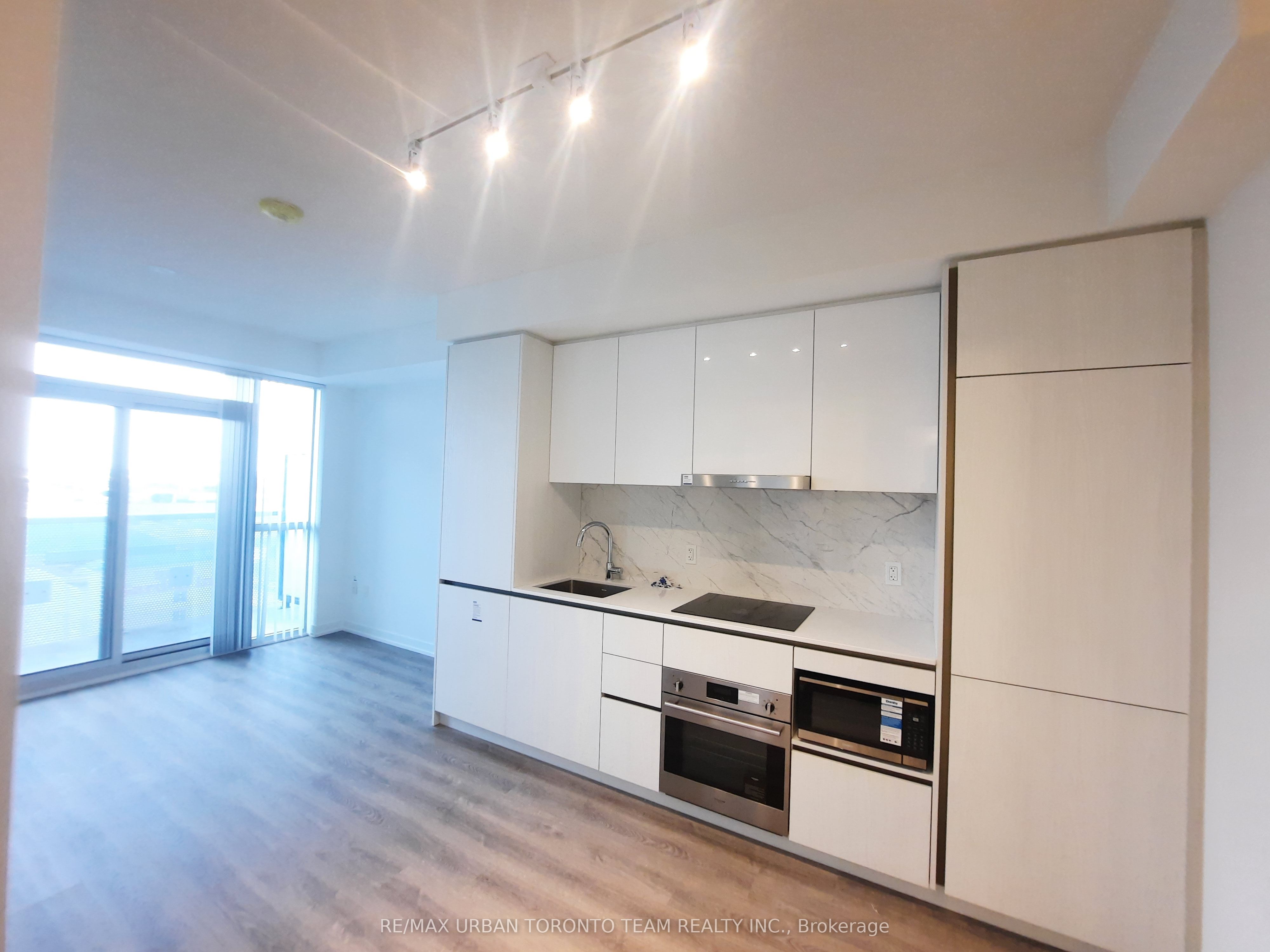 8 Interchange Way 1108, Vaughan, ON L4K 5Z7 photo 3