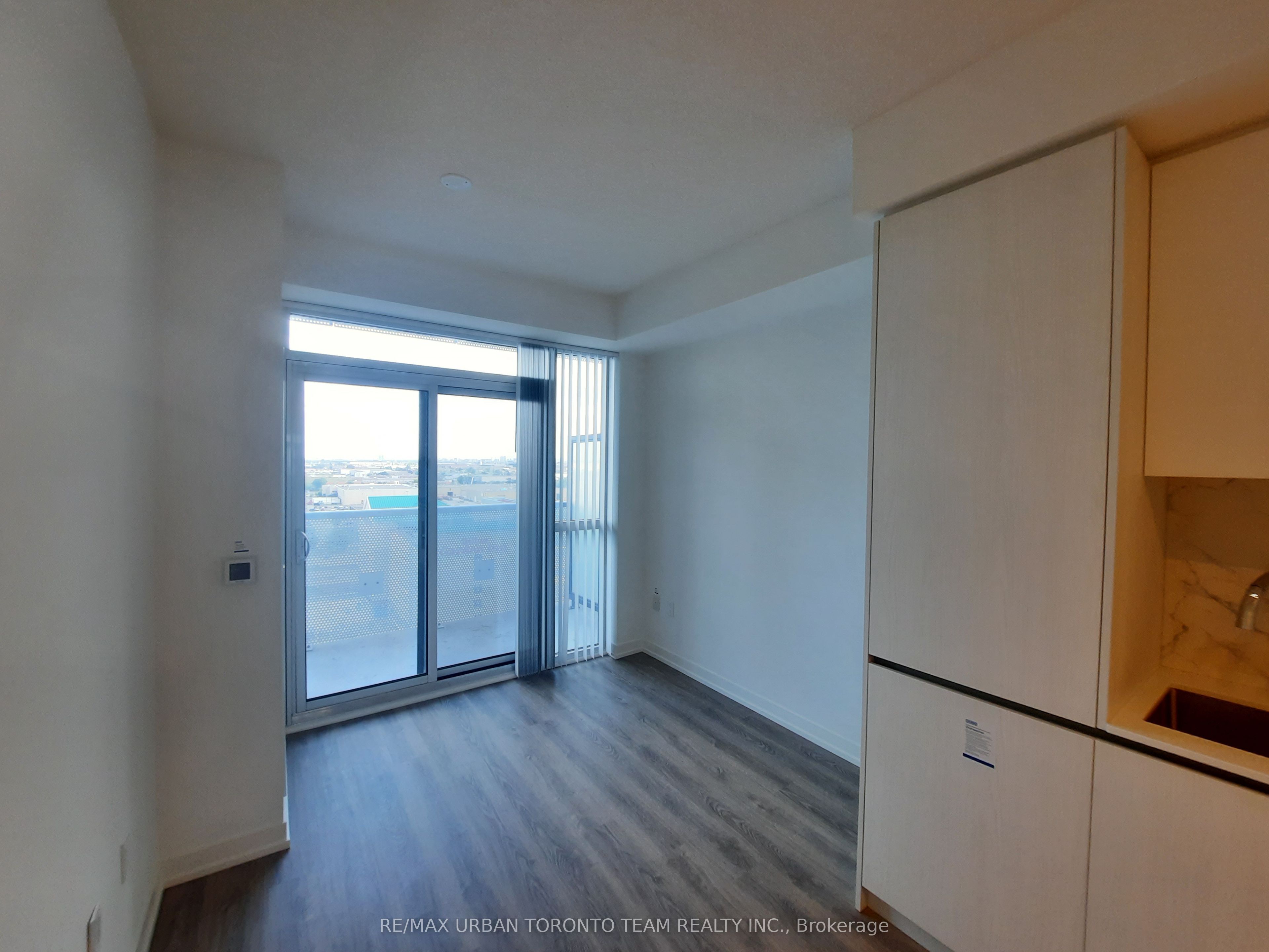 8 Interchange Way 1108, Vaughan, ON L4K 5Z7 photo 4