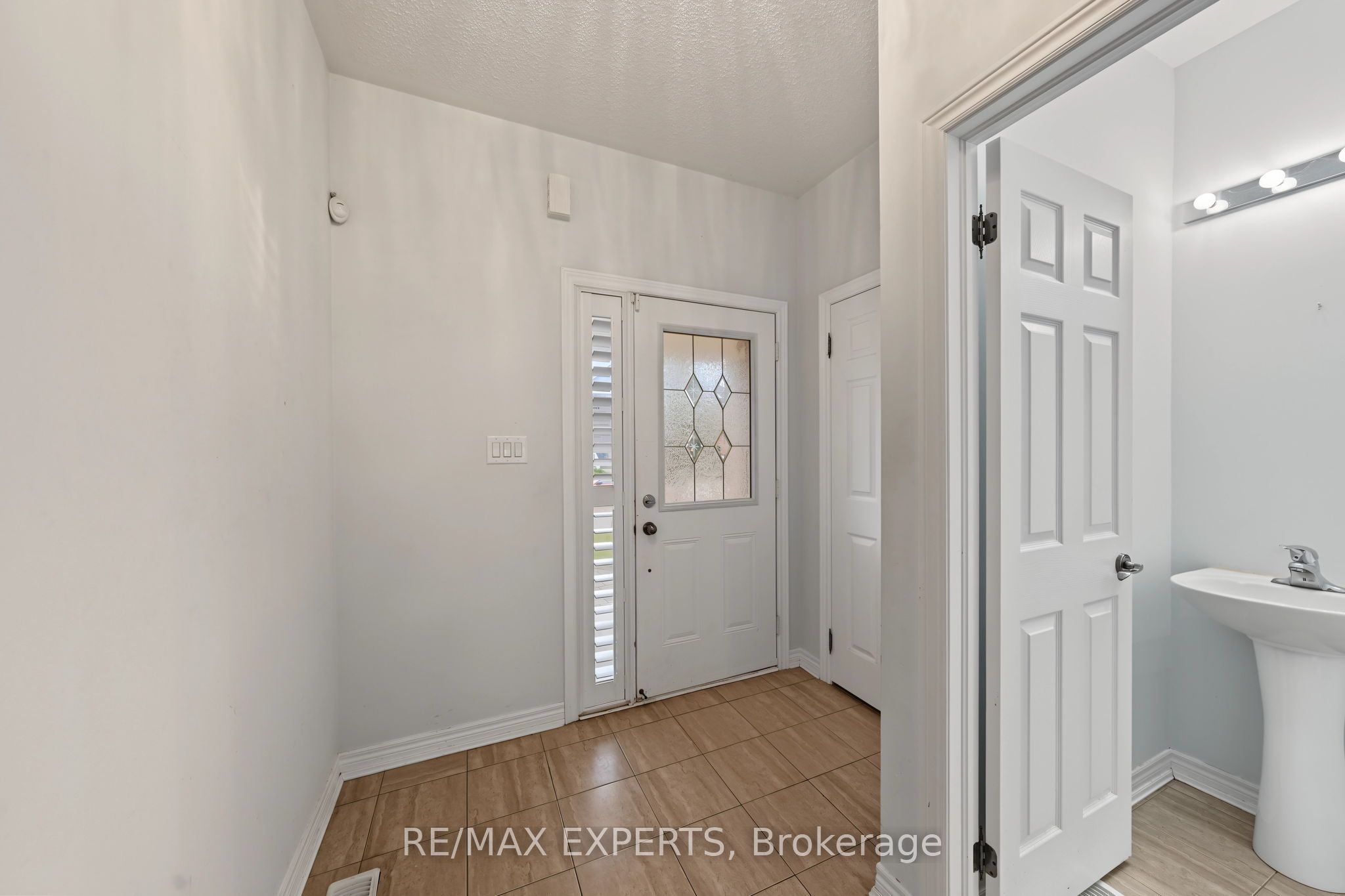 39 Naylor Drive, Bradford West Gwillimbury, ON L3Z 0K1 photo 3