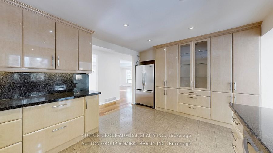 129 Crestwood Road Upper, Vaughan, ON L4J 1A7 photo 2