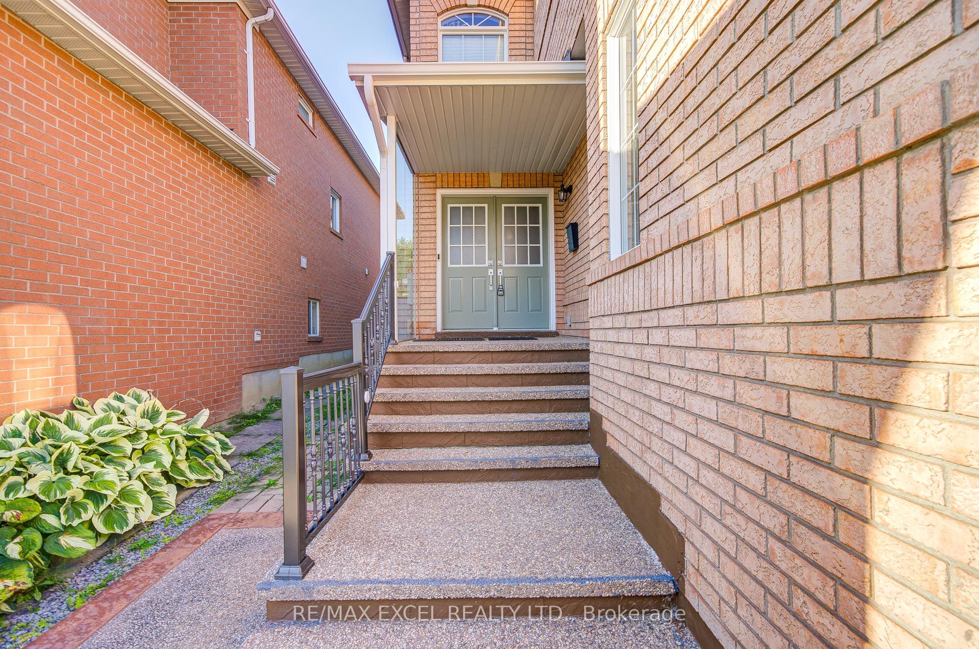 6 Sapphire Drive, Richmond Hill, ON L4S 2E4 photo 3