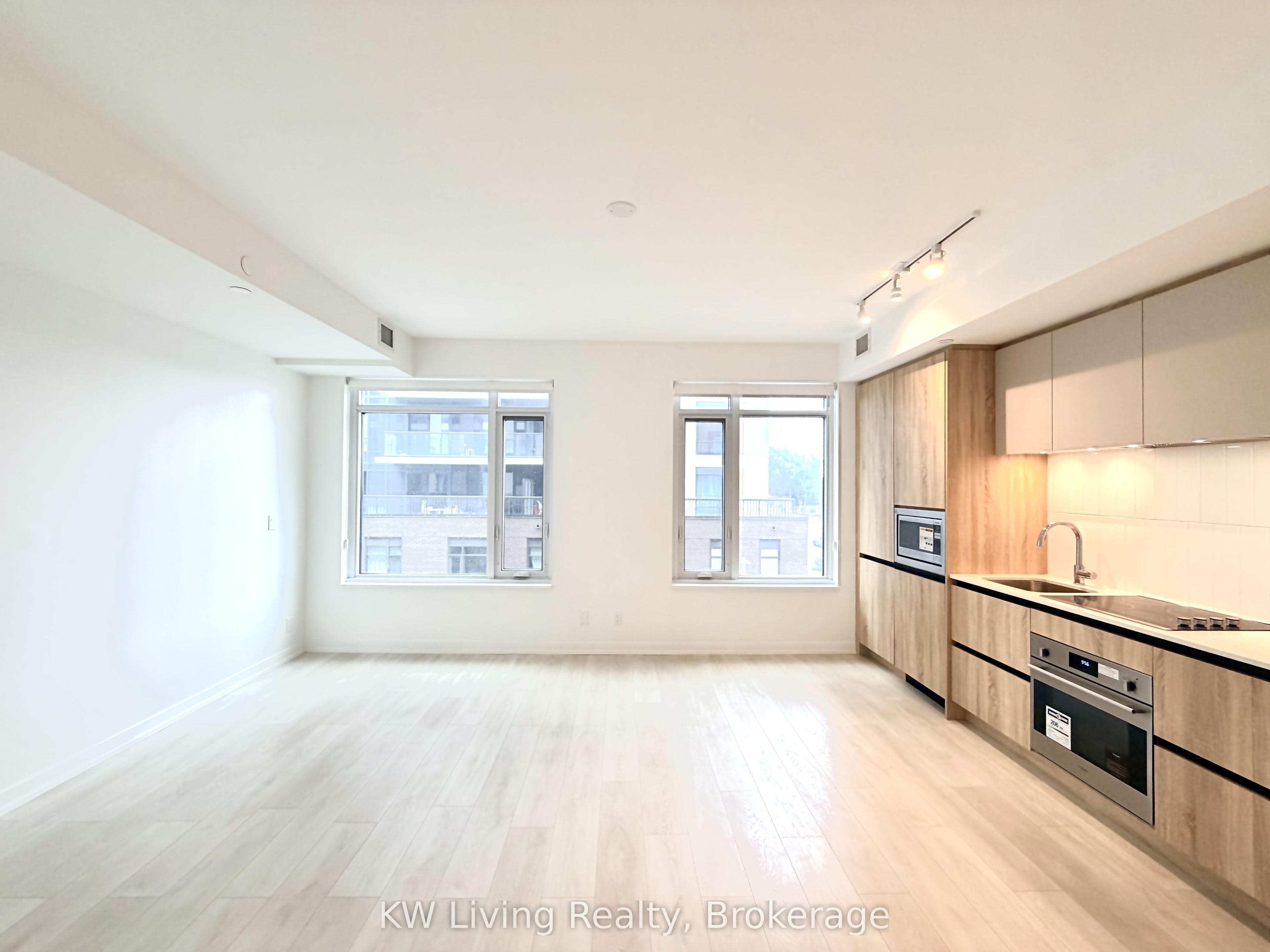 8 Beverley Glen Boulevard D-323, Vaughan, ON L4J 0L5