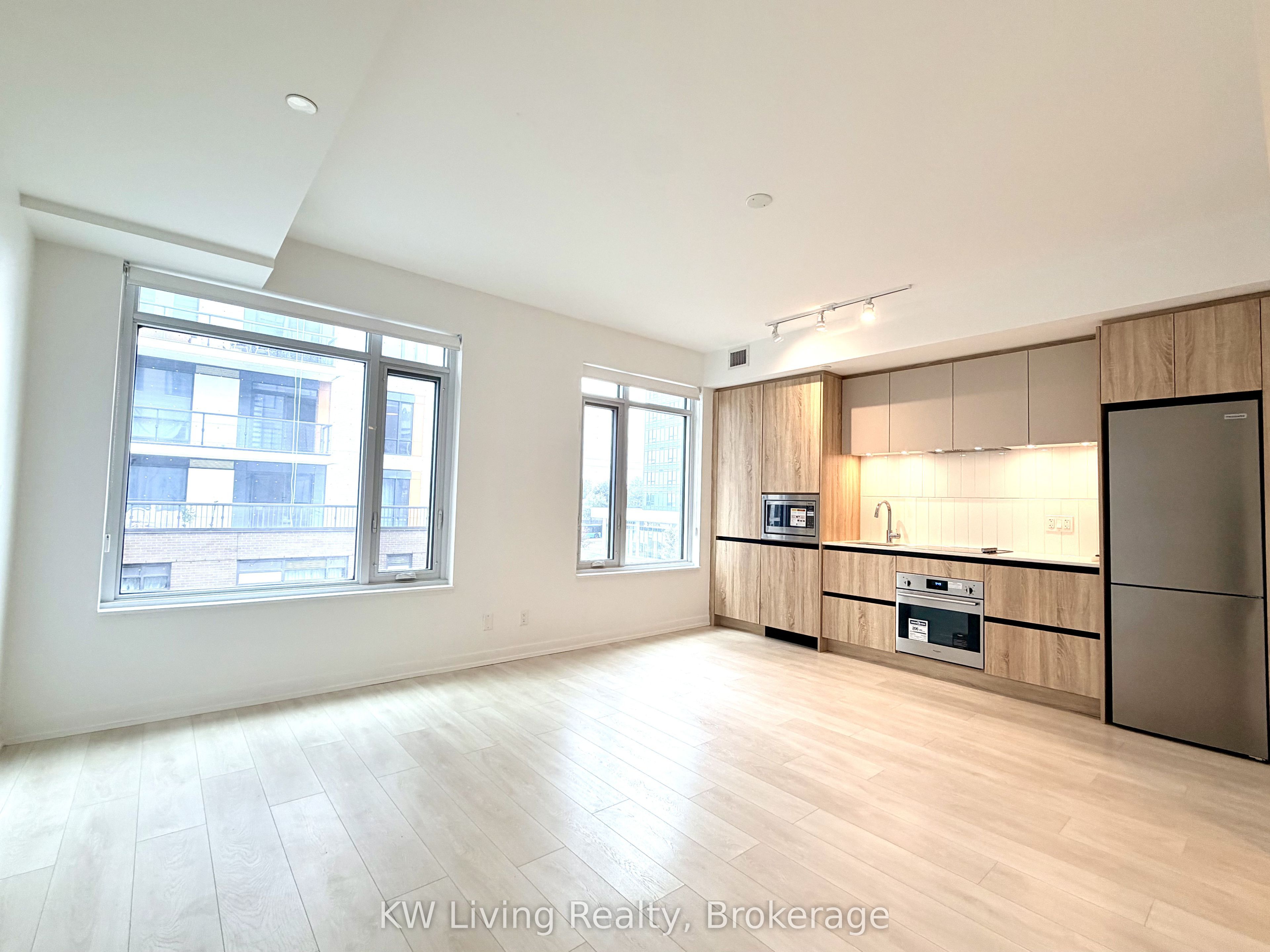 8 Beverley Glen Boulevard D-323, Vaughan, ON L4J 0L5 photo 2